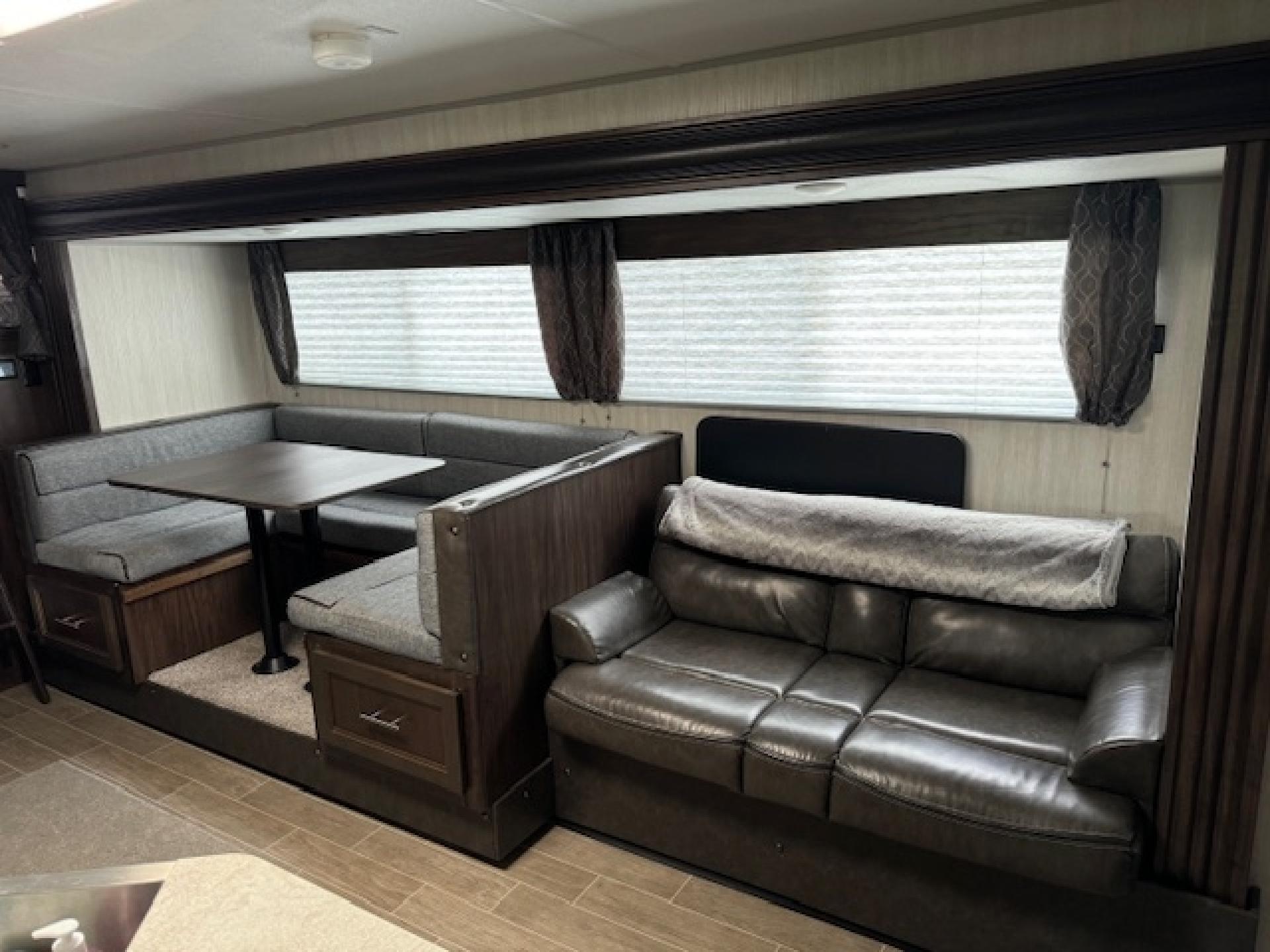 2020 FOREST RIVER GREY WOLF 26BHW