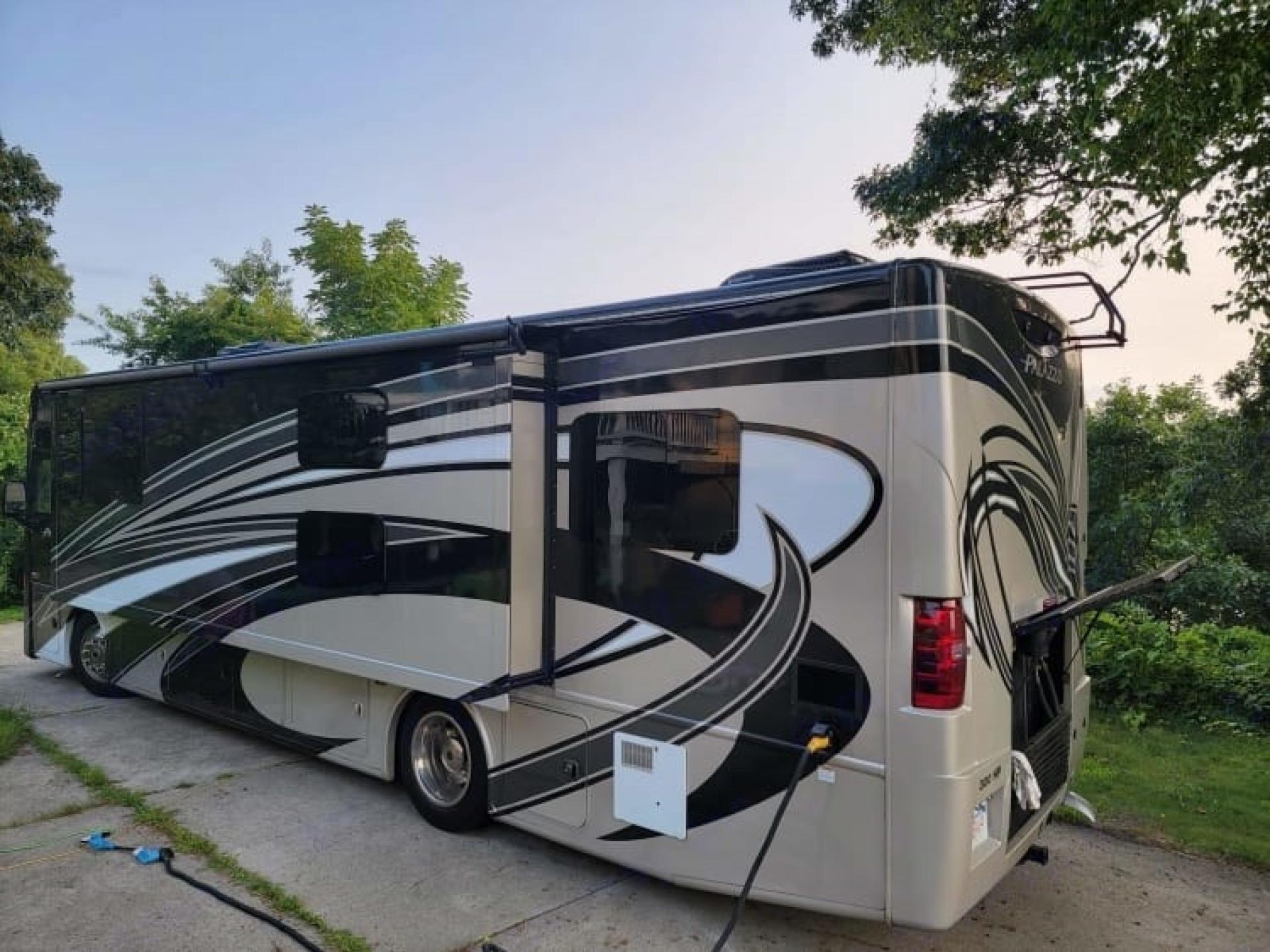 2016 THOR MOTOR COACH PALAZZO 33.3
