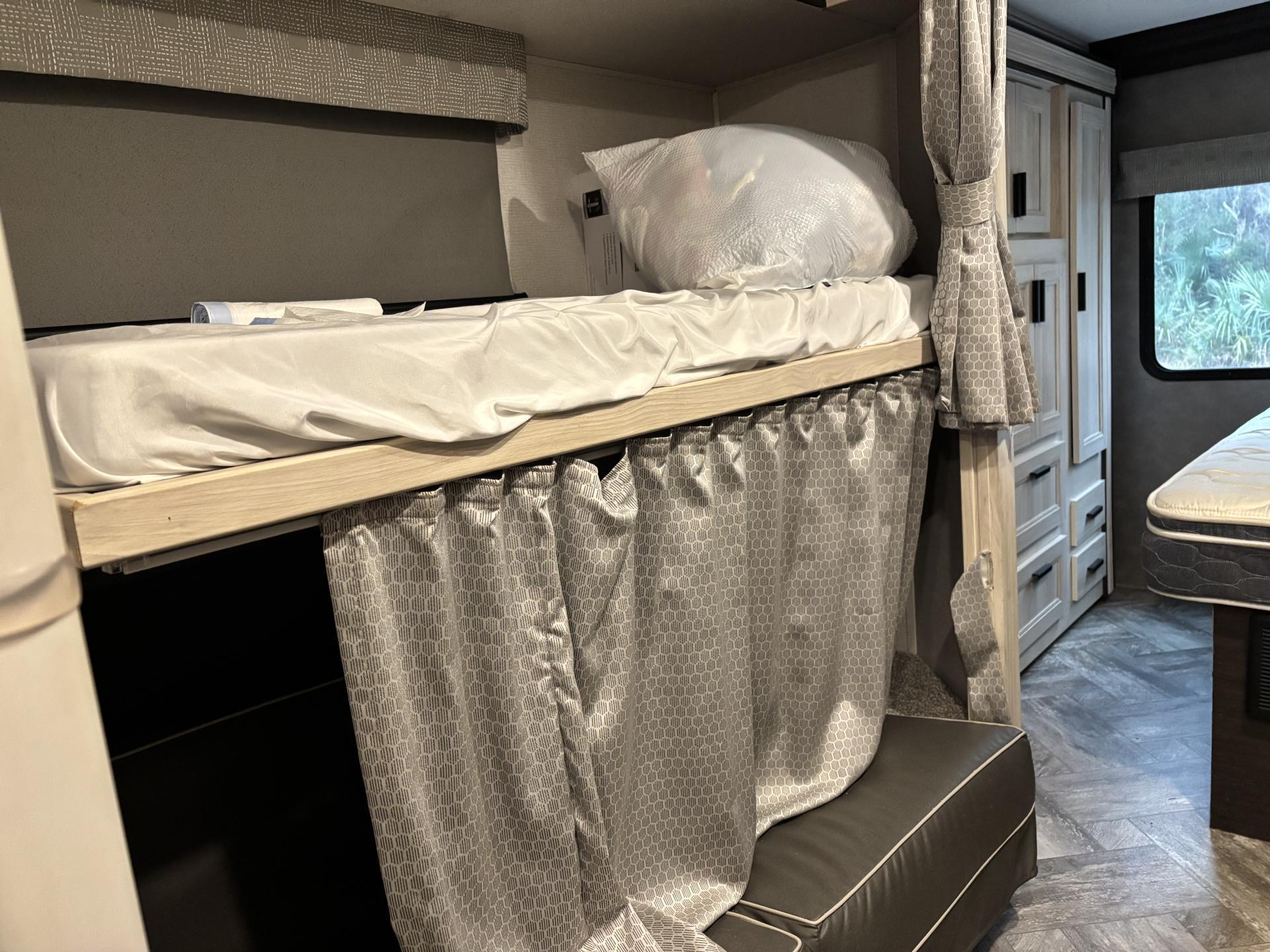2022 FOREST RIVER SUNSEEKER LE 3250DSF