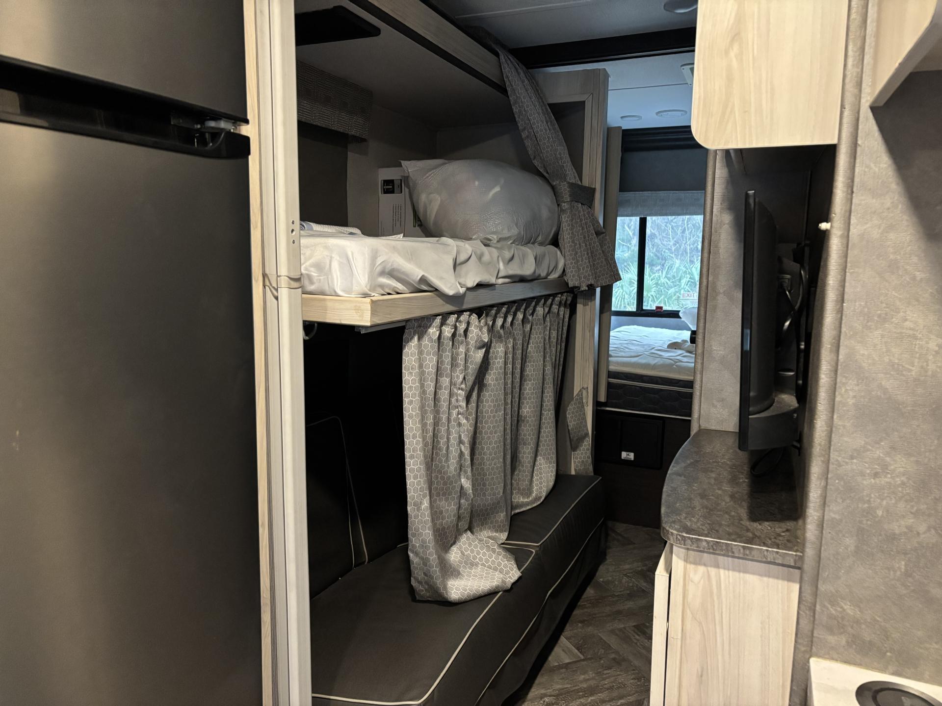 2022 FOREST RIVER SUNSEEKER LE 3250DSF