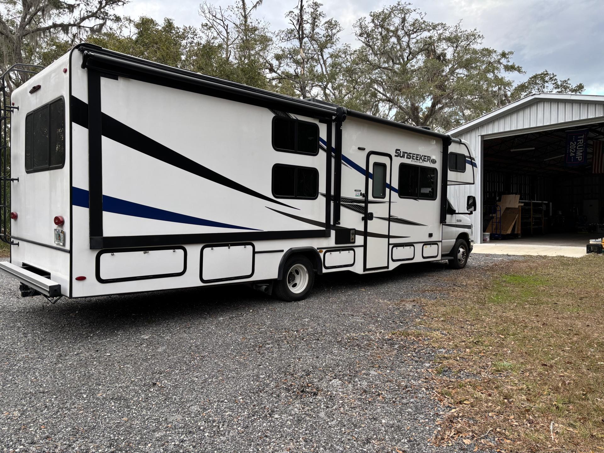 2022 FOREST RIVER SUNSEEKER LE 3250DSF
