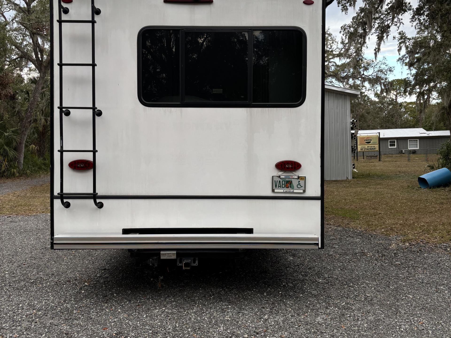 2022 FOREST RIVER SUNSEEKER LE 3250DSF