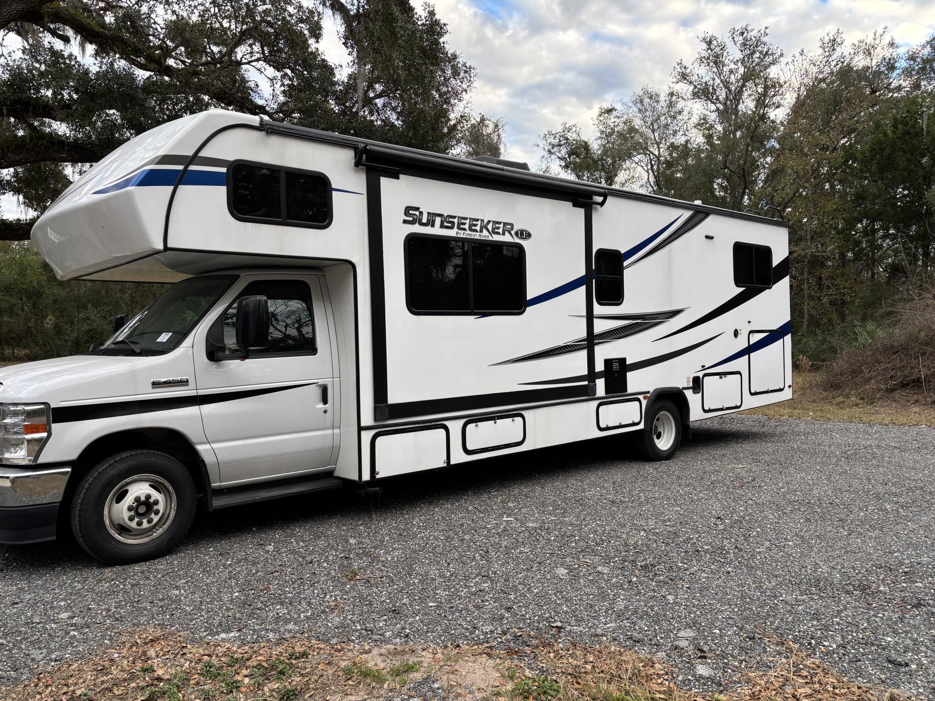 2022 FOREST RIVER SUNSEEKER LE 3250DSF