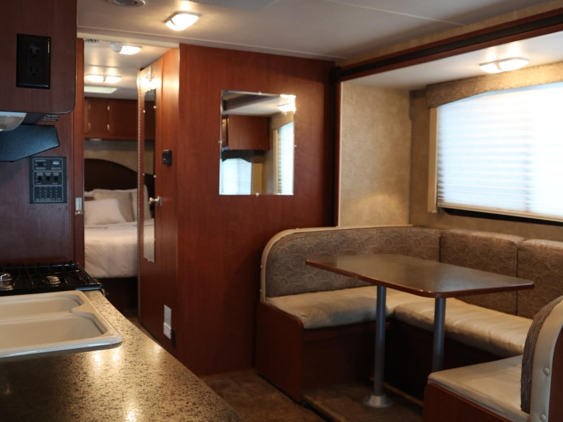 2014 WINNEBAGO MINNIE WINNIE 31K