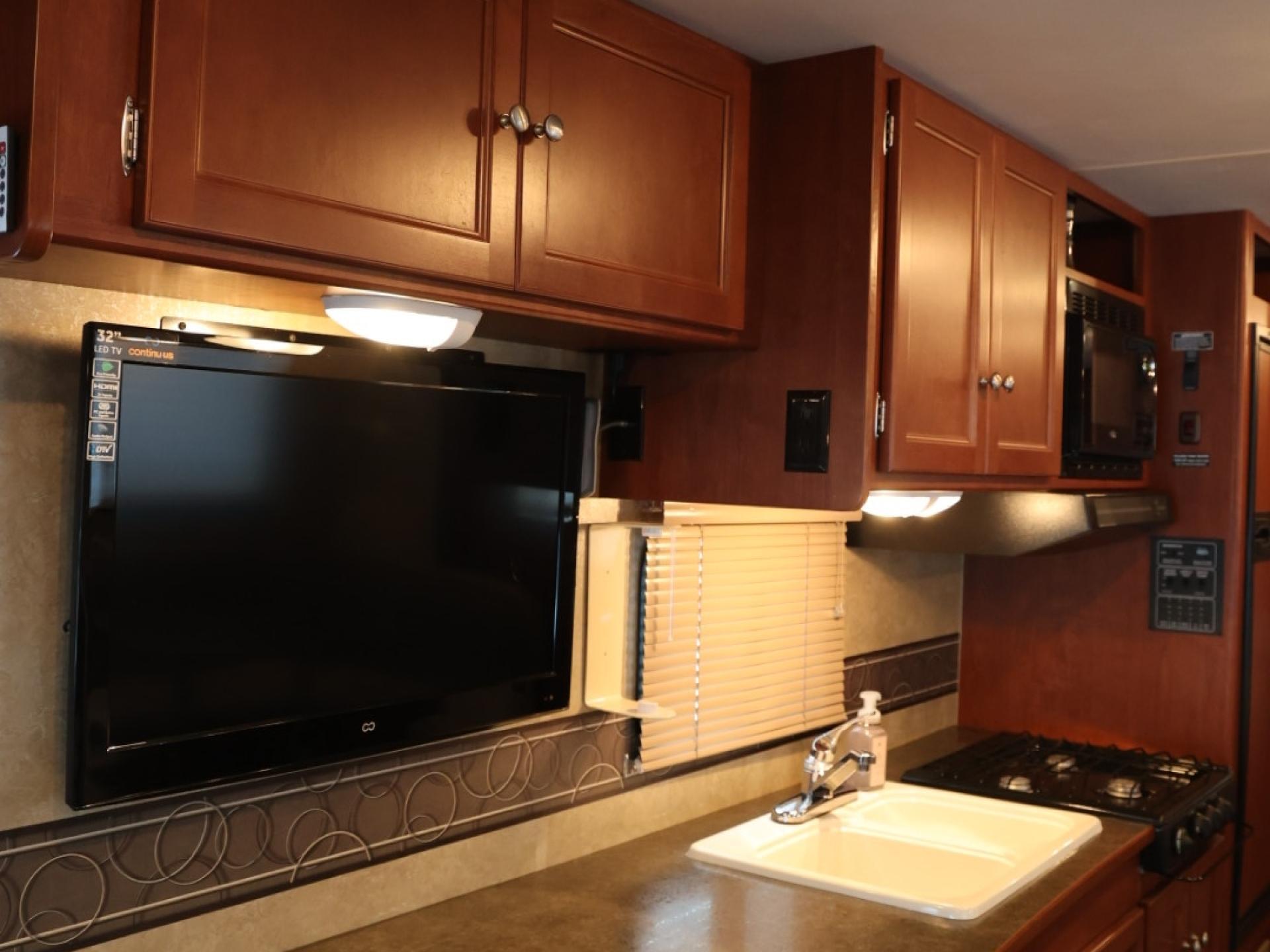 2014 WINNEBAGO MINNIE WINNIE 31K