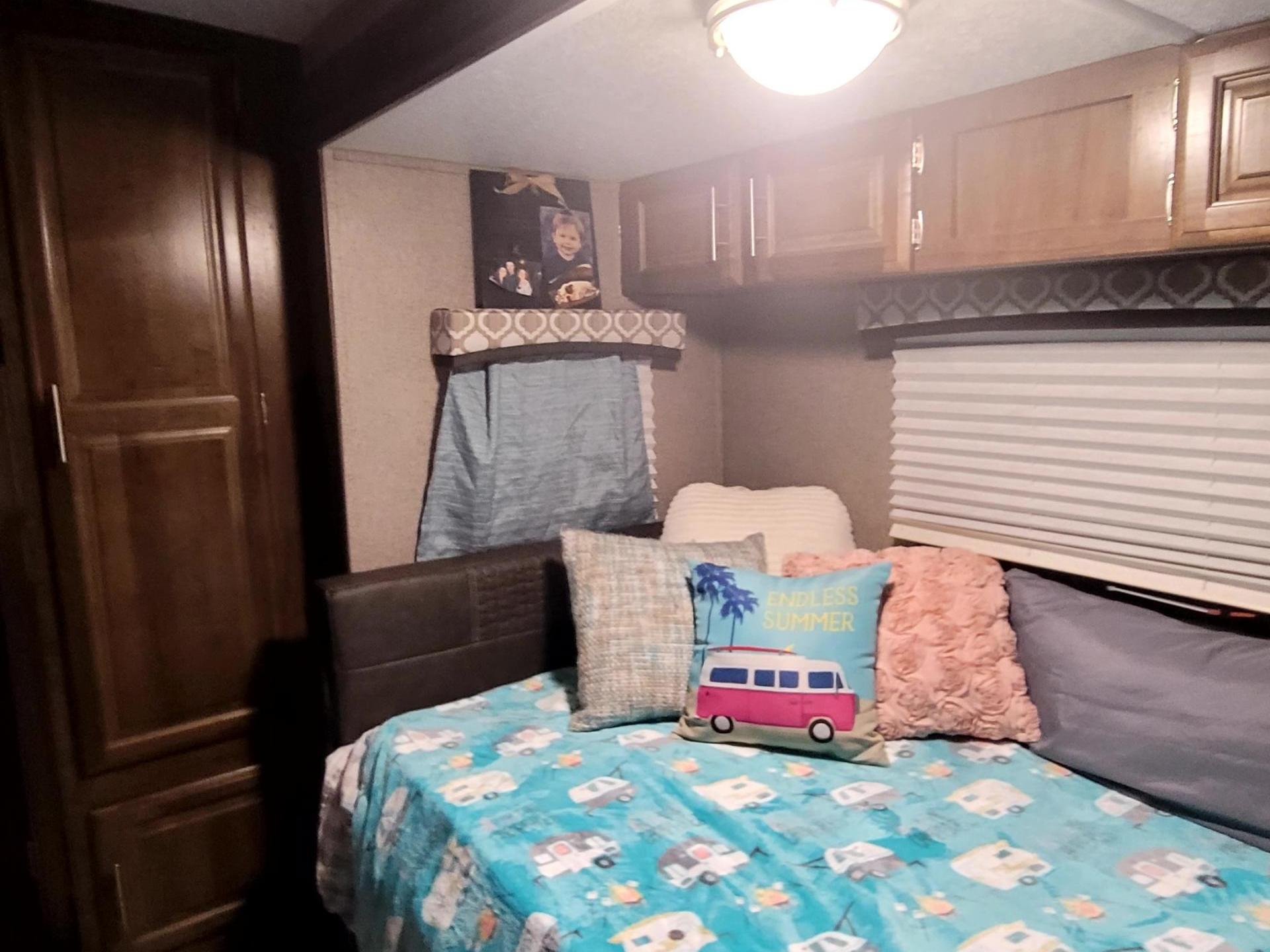 2019 FOREST RIVER FLAGSTAFF MICRO LITE 25BRDS