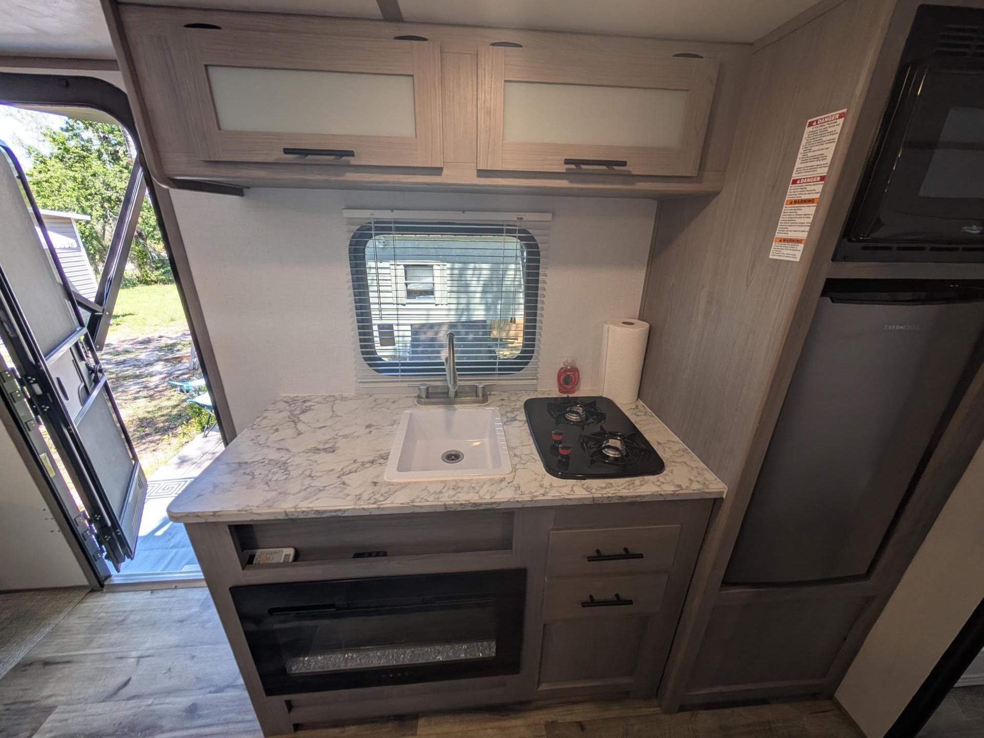 2024 COLEMAN Lantern 17B