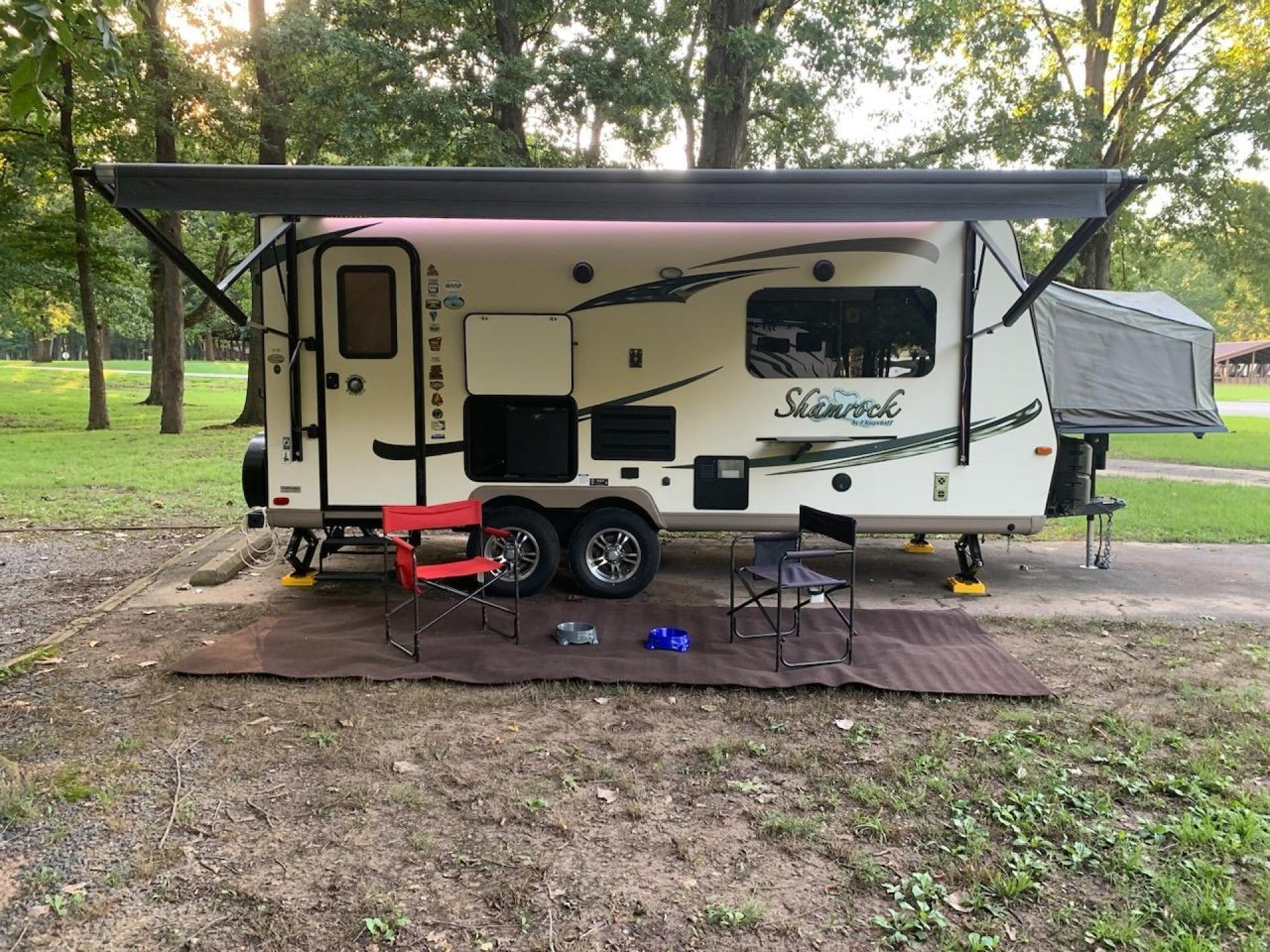 2016 FOREST RIVER FLAGSTAFF SHAMROCK 21DK