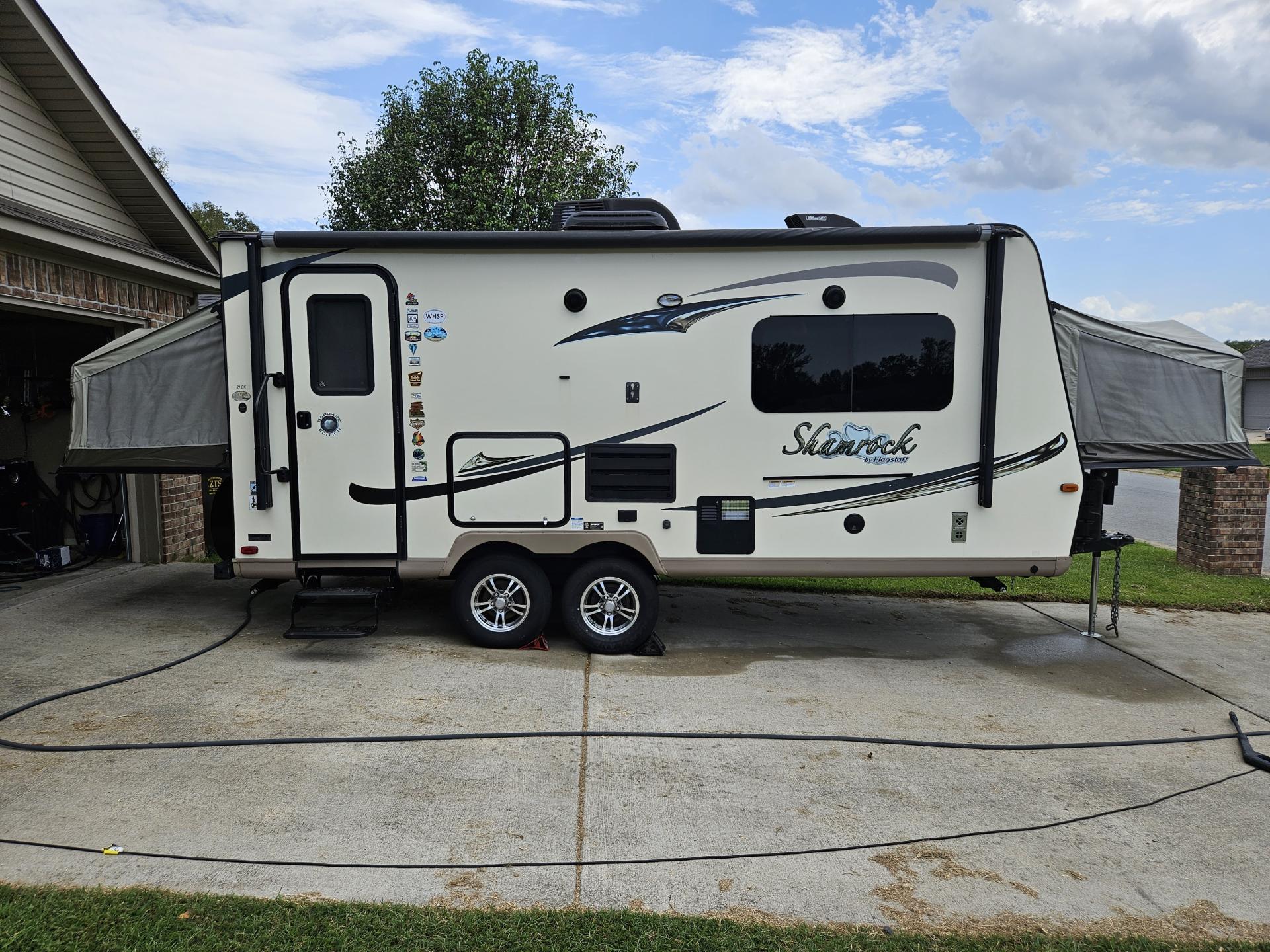 2016 FOREST RIVER FLAGSTAFF SHAMROCK 21DK