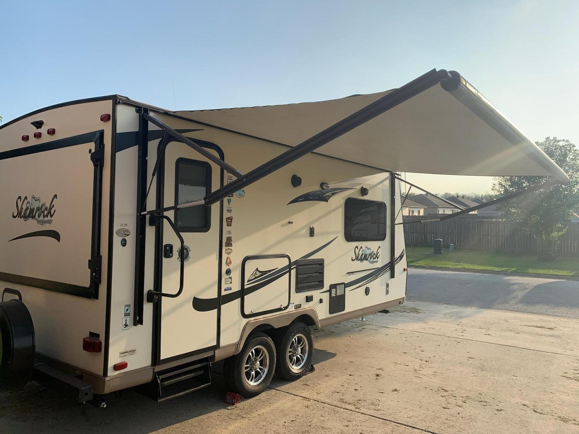 2016 FOREST RIVER FLAGSTAFF SHAMROCK 21DK