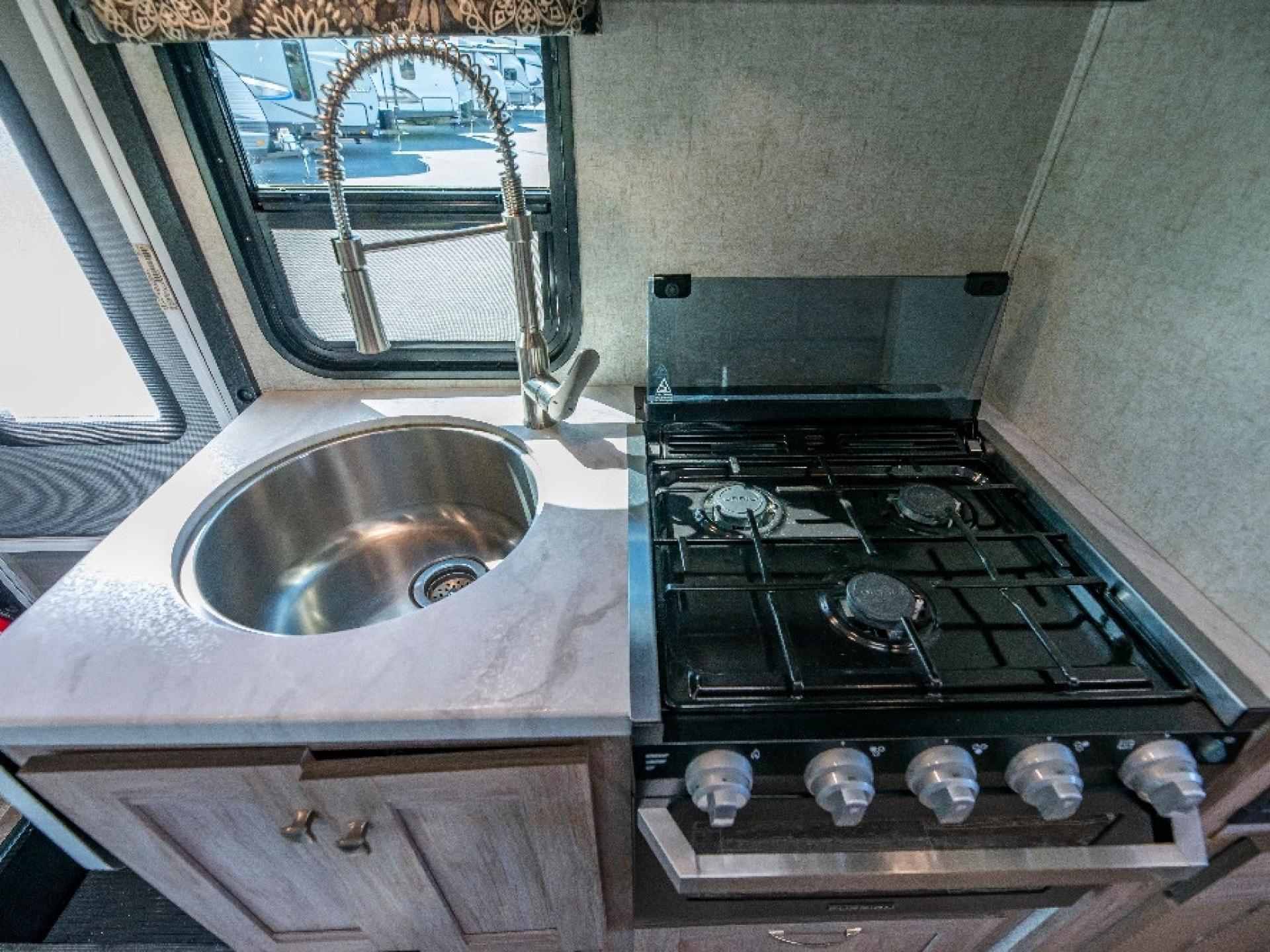 2018 FOREST RIVER SUNSEEKER LE 2250SLE