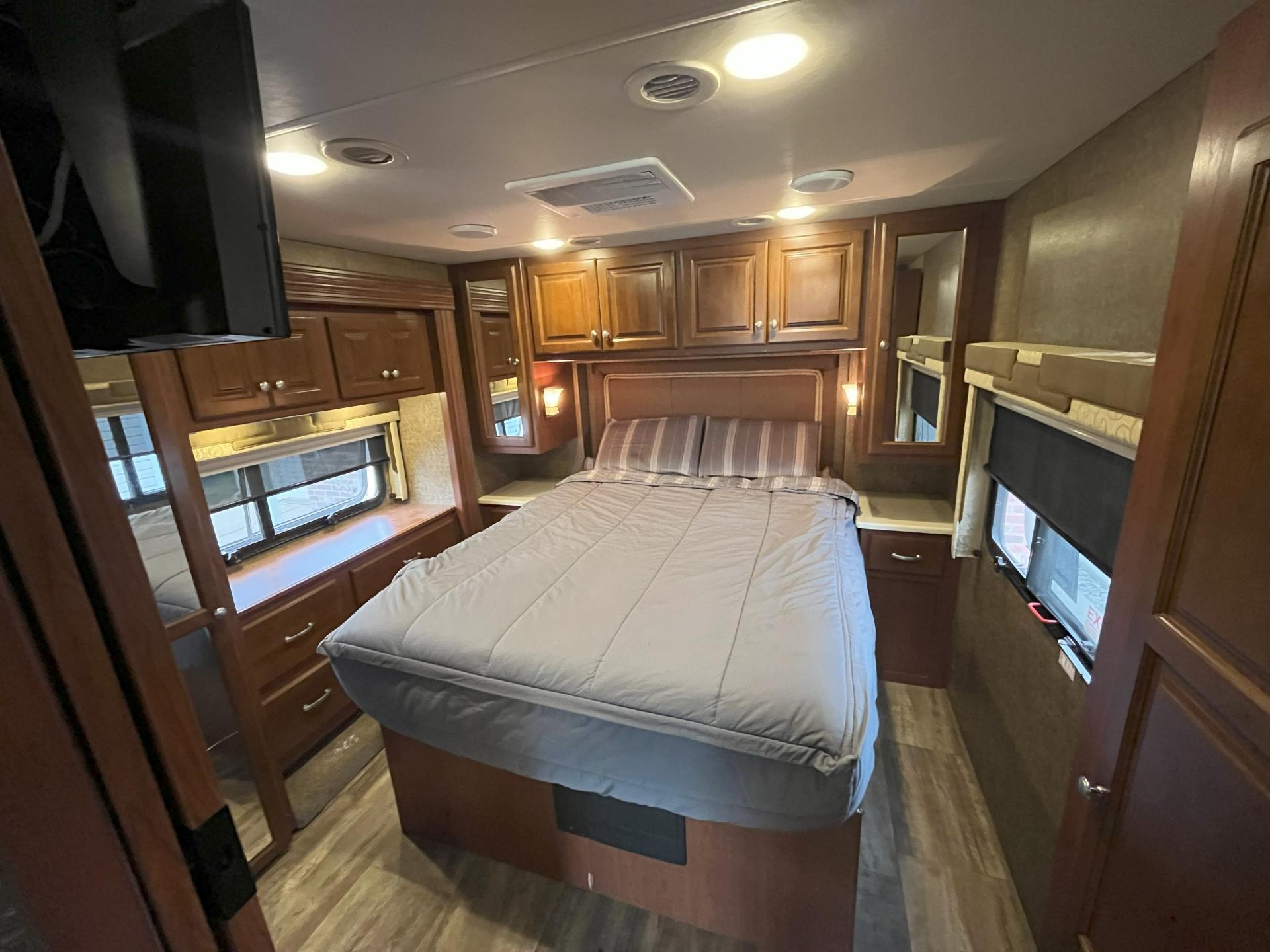 2015 THOR MOTOR COACH PALAZZO 33.3