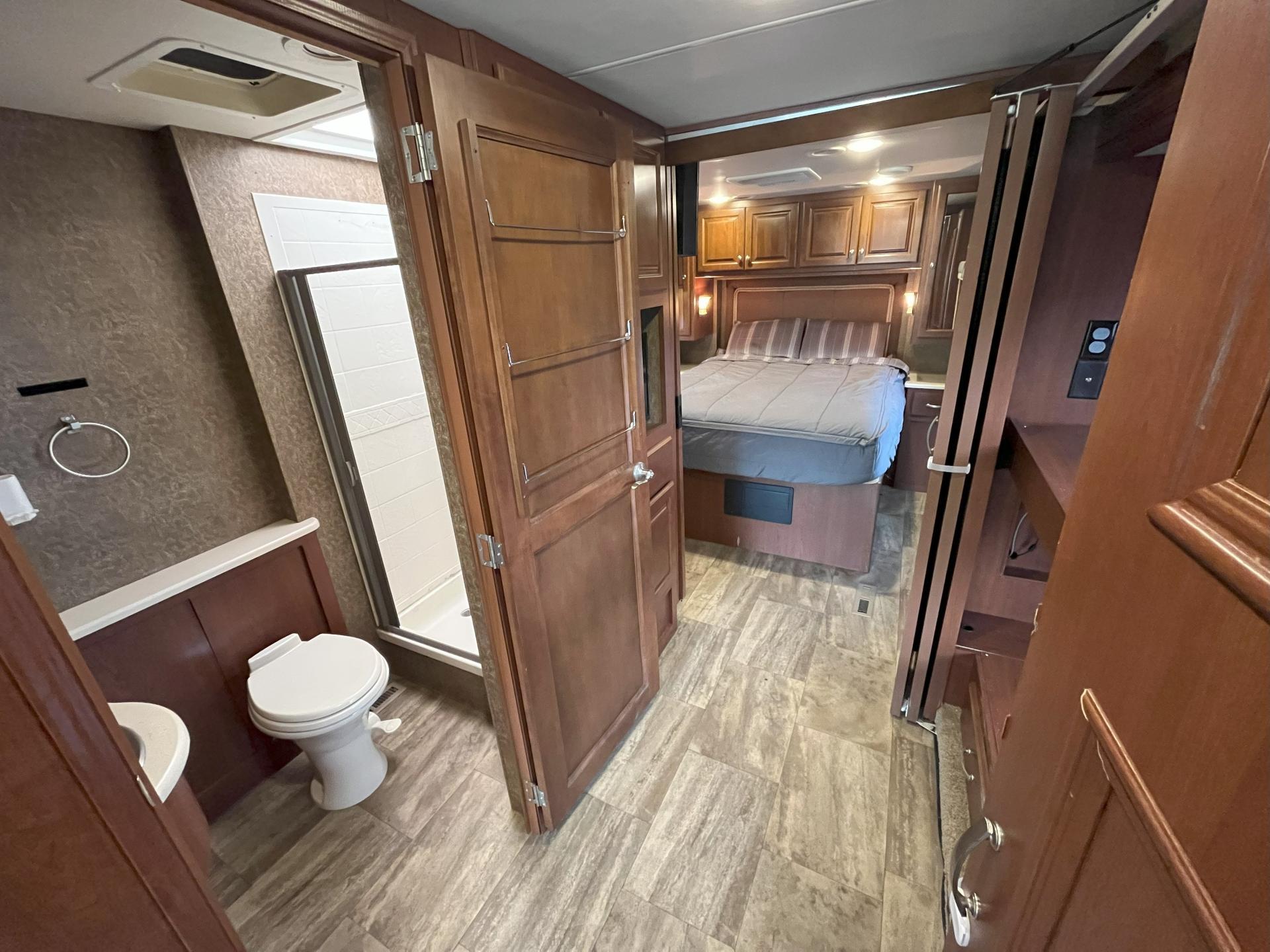 2015 THOR MOTOR COACH PALAZZO 33.3
