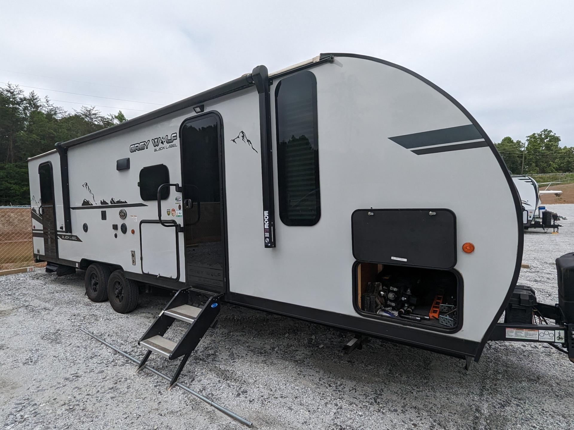 2021 FOREST RIVER CHEROKEE BLACK LABEL 27DBH