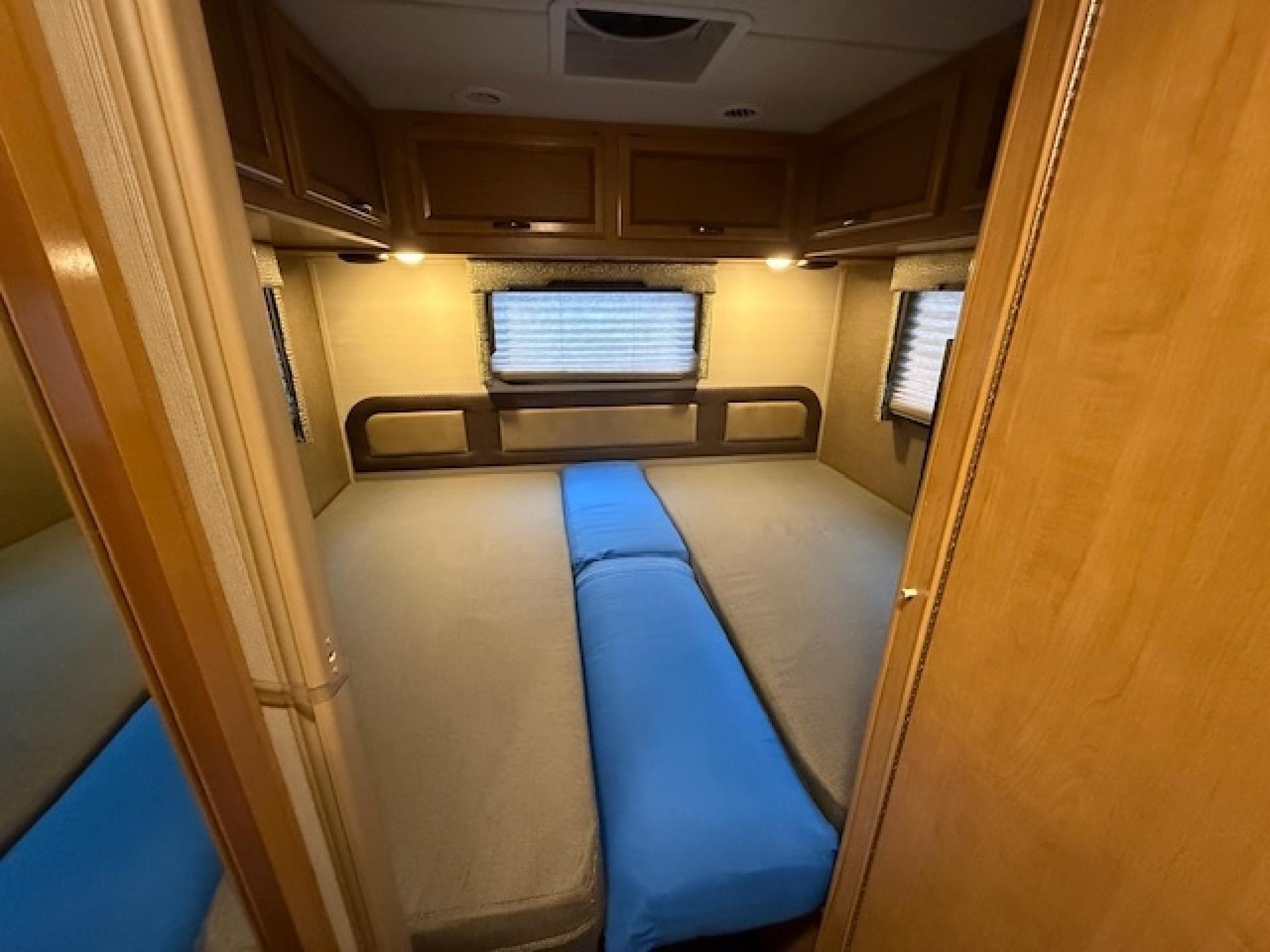 2017 THOR MOTOR COACH VEGAS 24.1