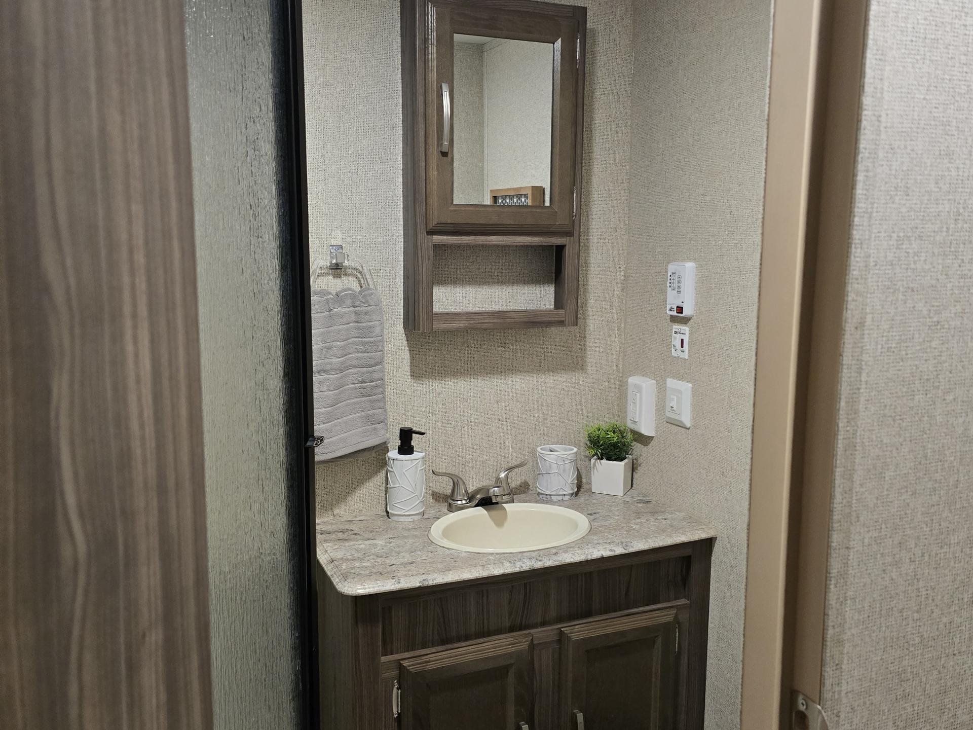 2017 COACHMEN APEX 258RKS