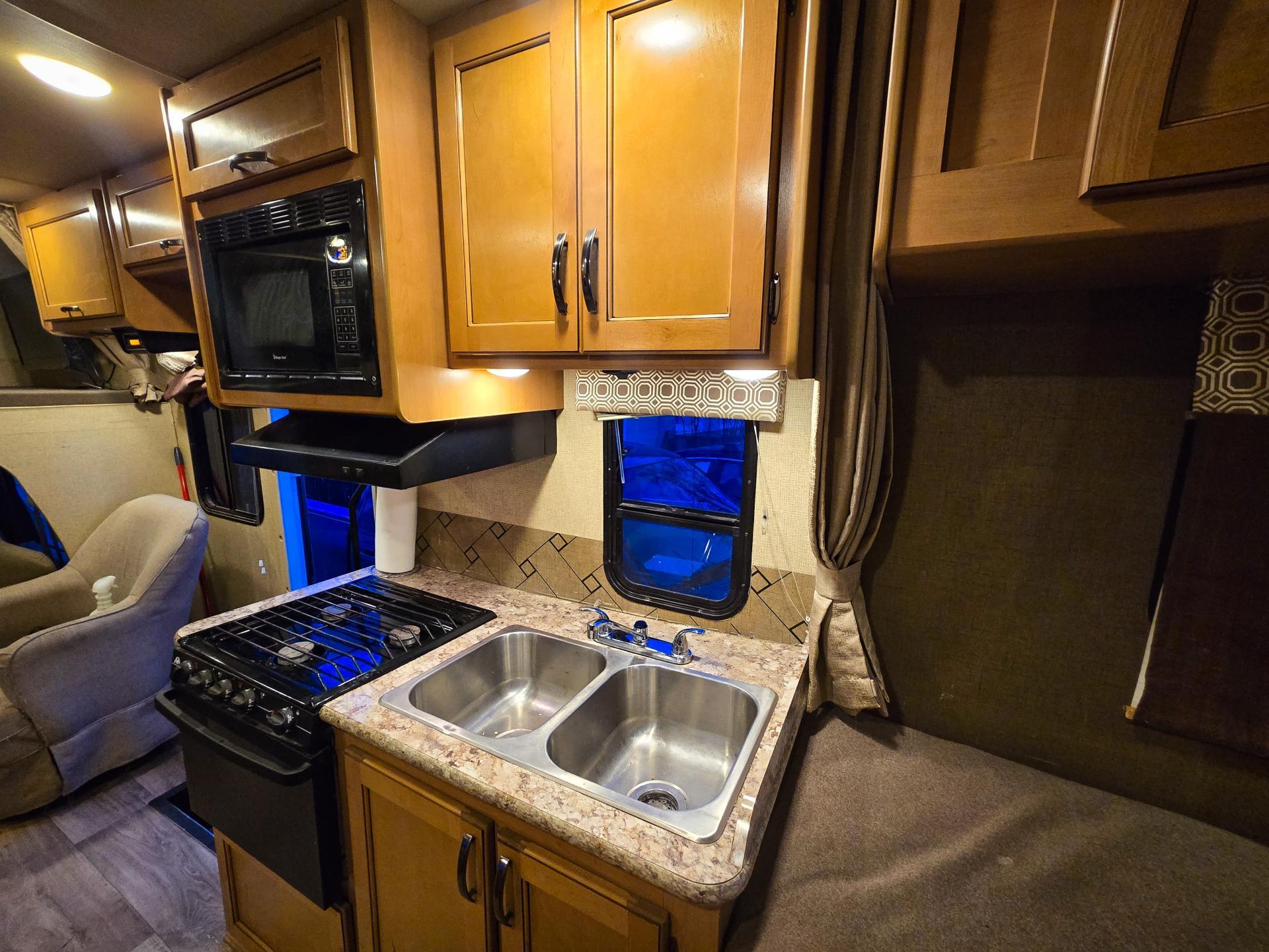 2018 THOR MOTOR COACH FOUR WINDS 23U