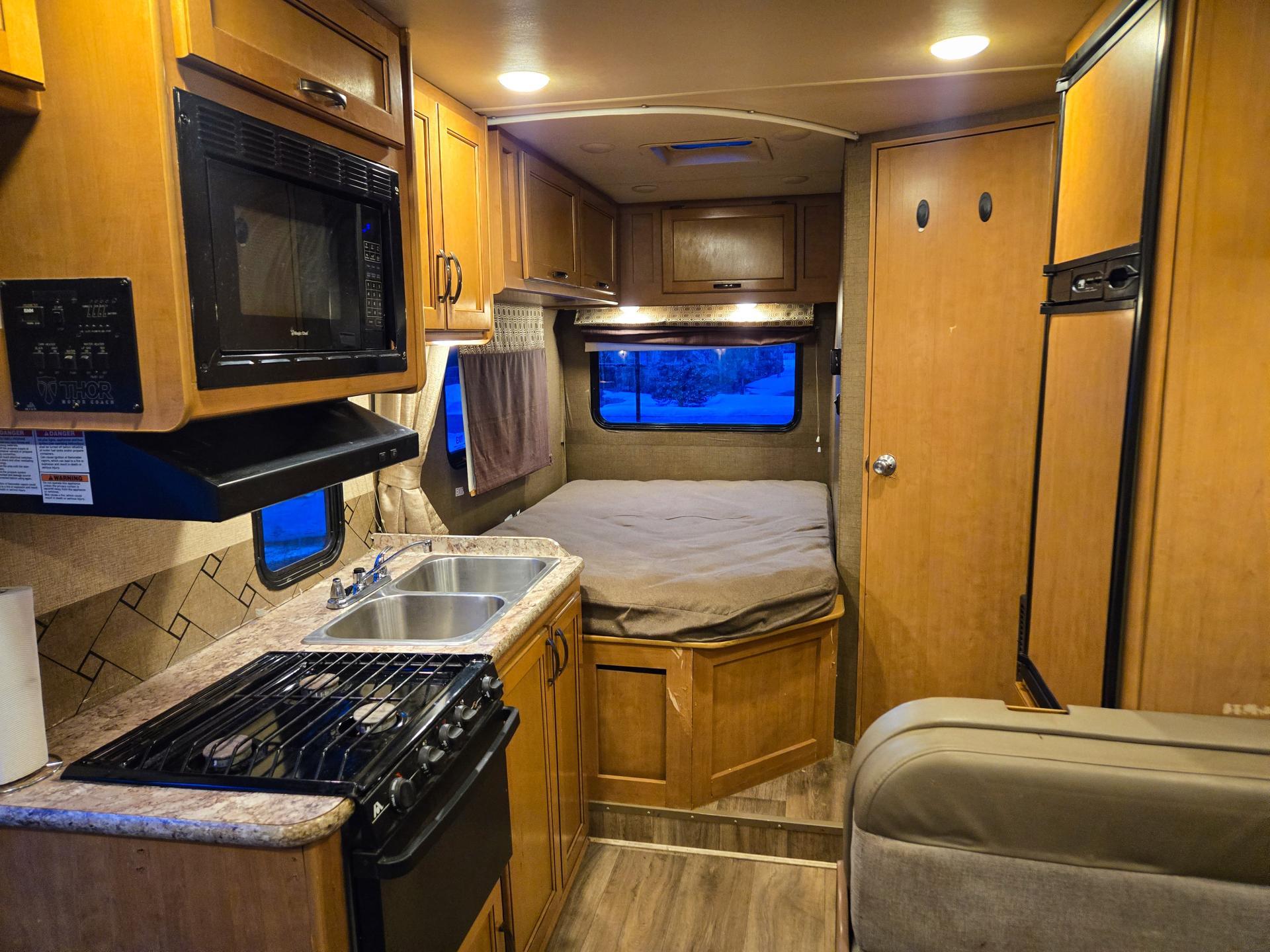 2018 THOR MOTOR COACH FOUR WINDS 23U