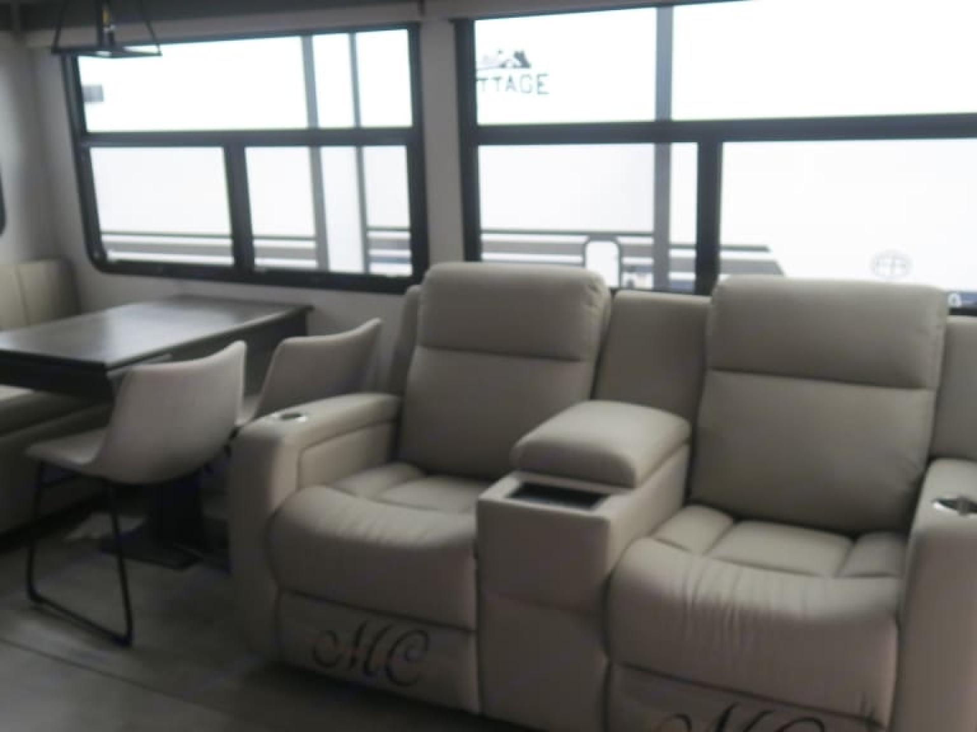 2025 FOREST RIVER ROCKWOOD SIGNATURE 8339FK