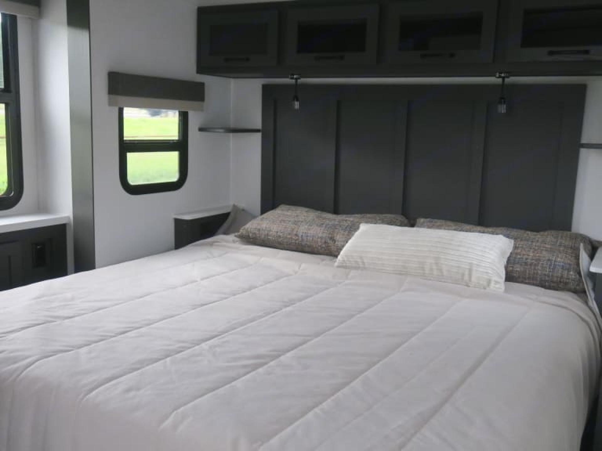 2025 FOREST RIVER ROCKWOOD SIGNATURE 8339FK