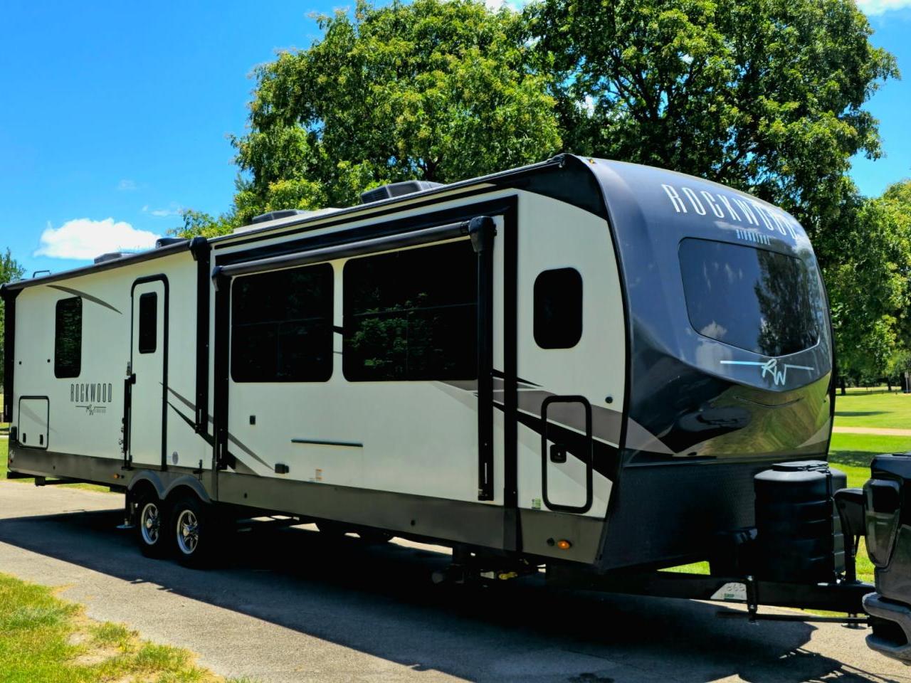 2025 FOREST RIVER ROCKWOOD SIGNATURE 8339FK