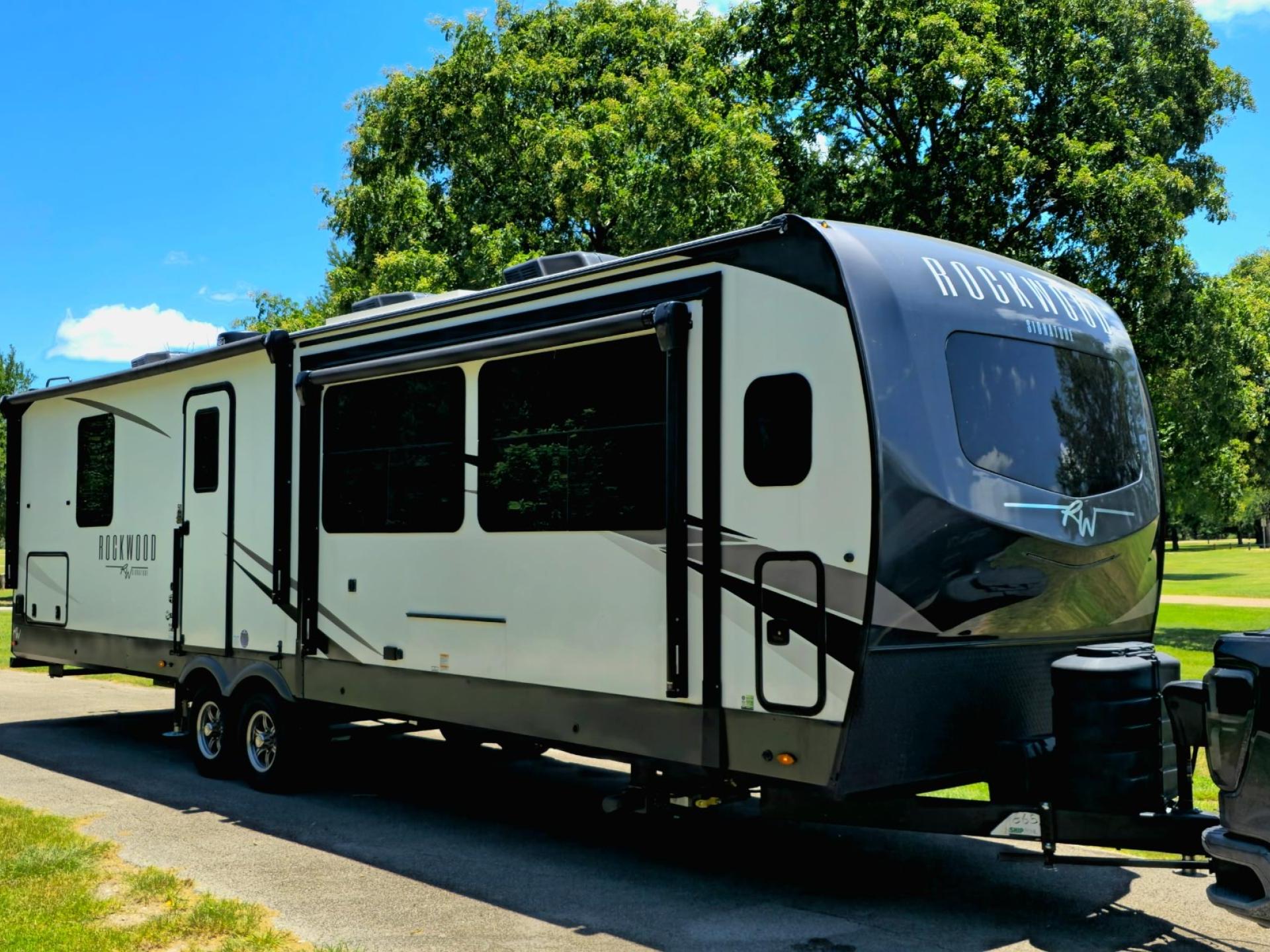 2025 FOREST RIVER ROCKWOOD SIGNATURE 8339FK