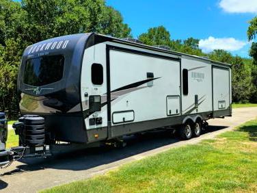 2025 FOREST RIVER ROCKWOOD SIGNATURE 8339FK