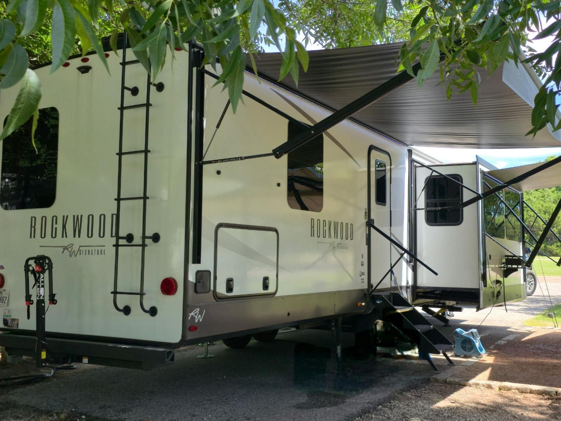 2025 FOREST RIVER ROCKWOOD SIGNATURE 8339FK