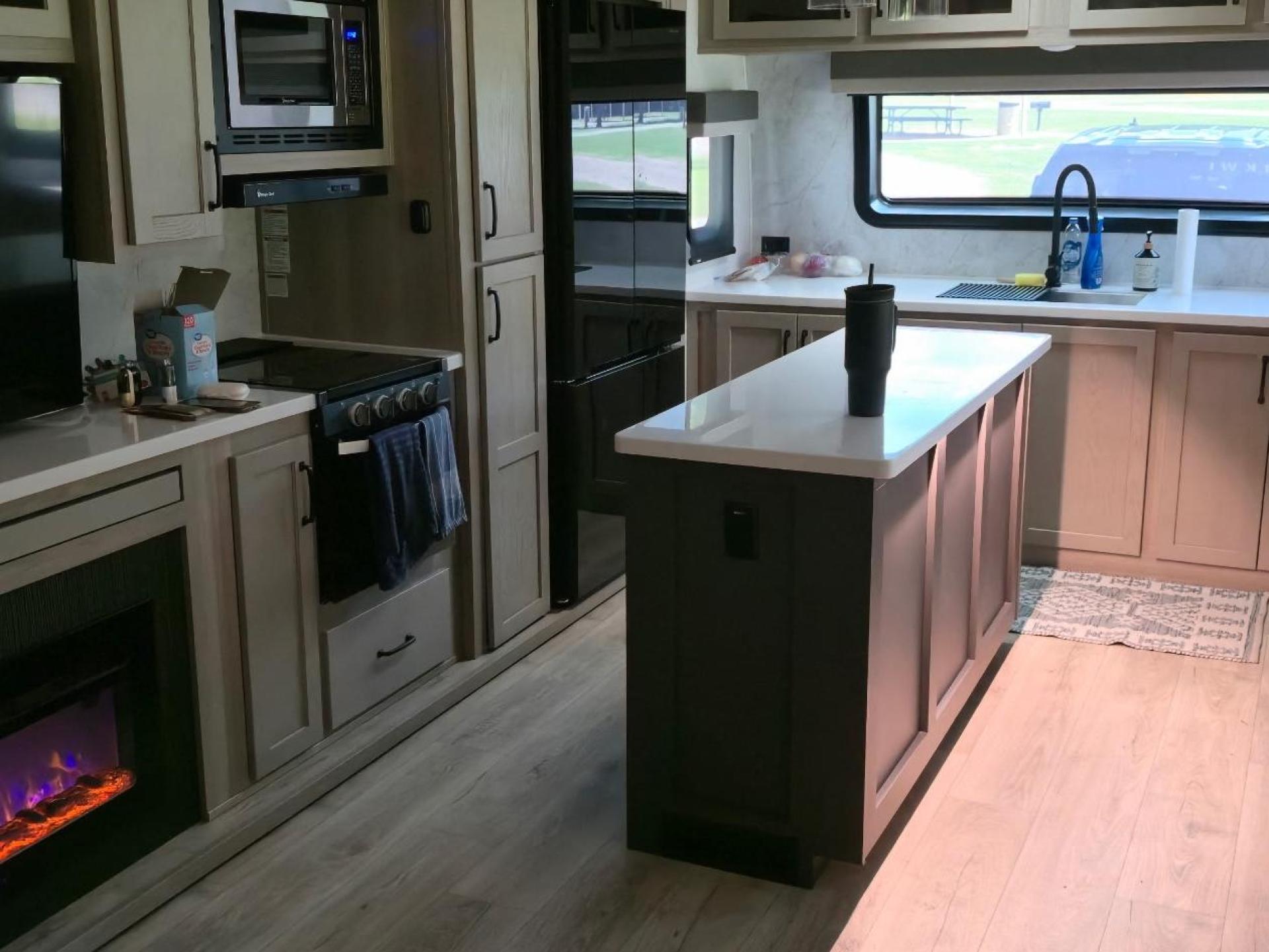 2025 FOREST RIVER ROCKWOOD SIGNATURE 8339FK