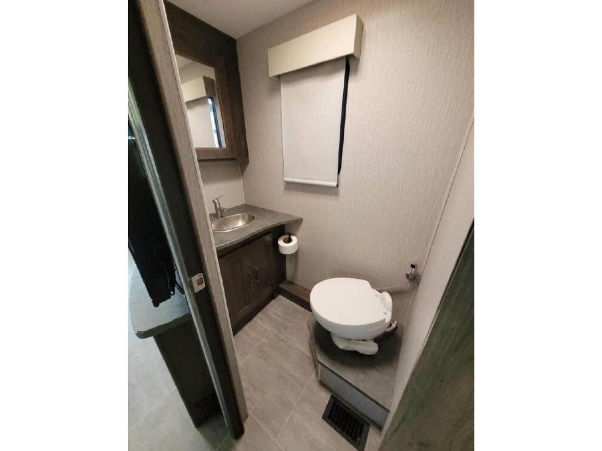 2022 COACHMEN MIRADA 35ES