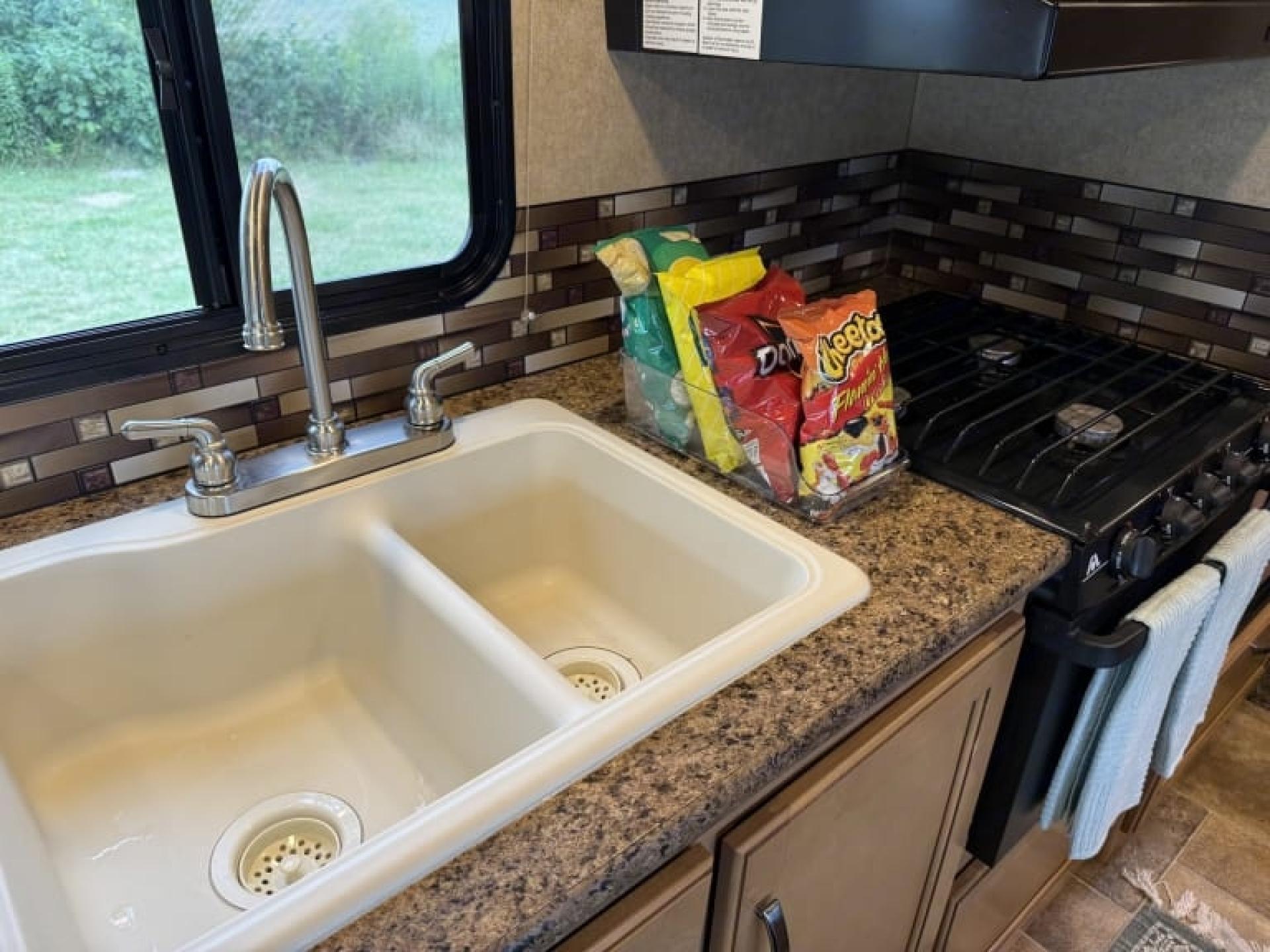2017 THOR MOTOR COACH CHATEAU 24C