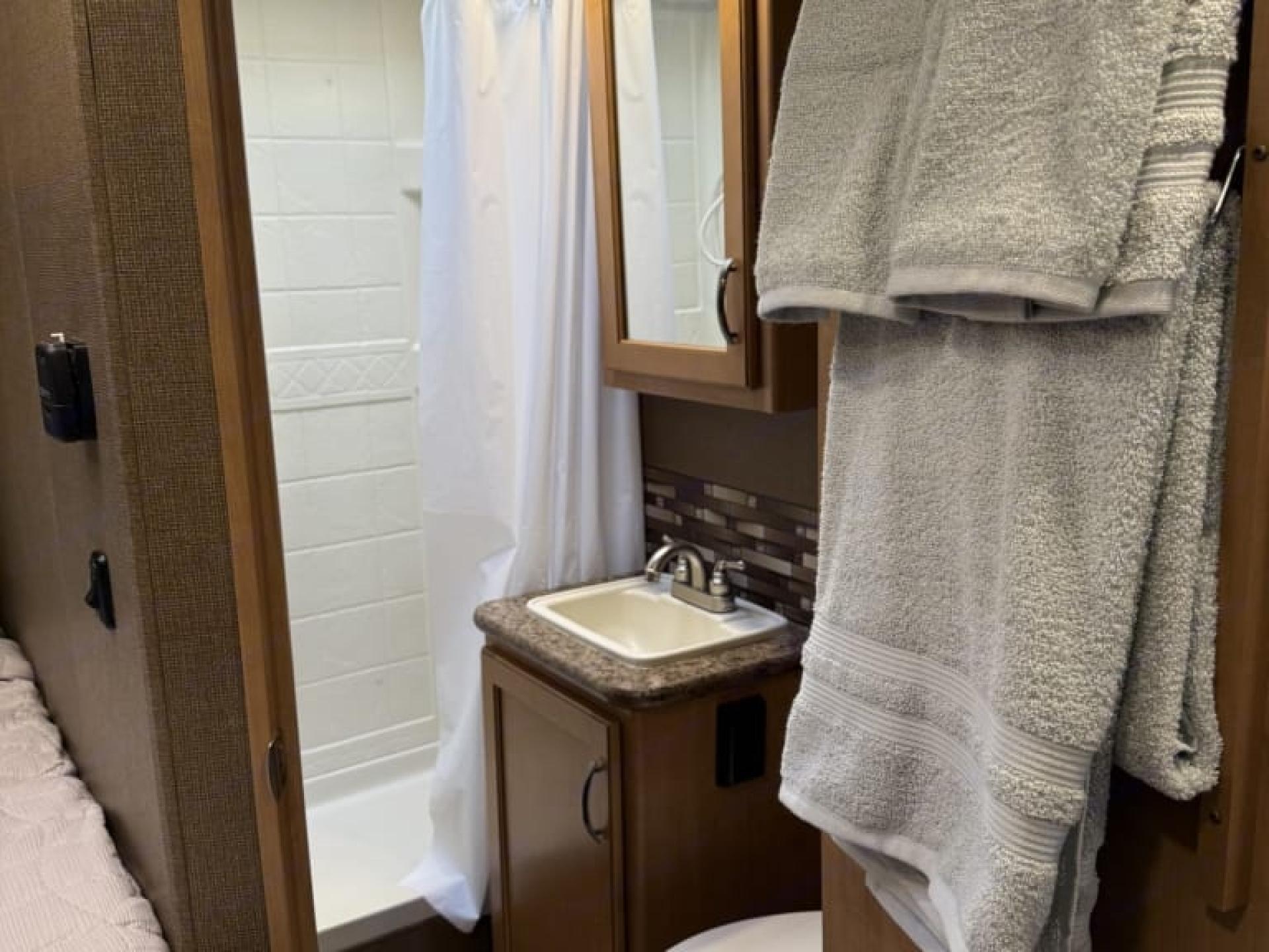 2017 THOR MOTOR COACH CHATEAU 24C