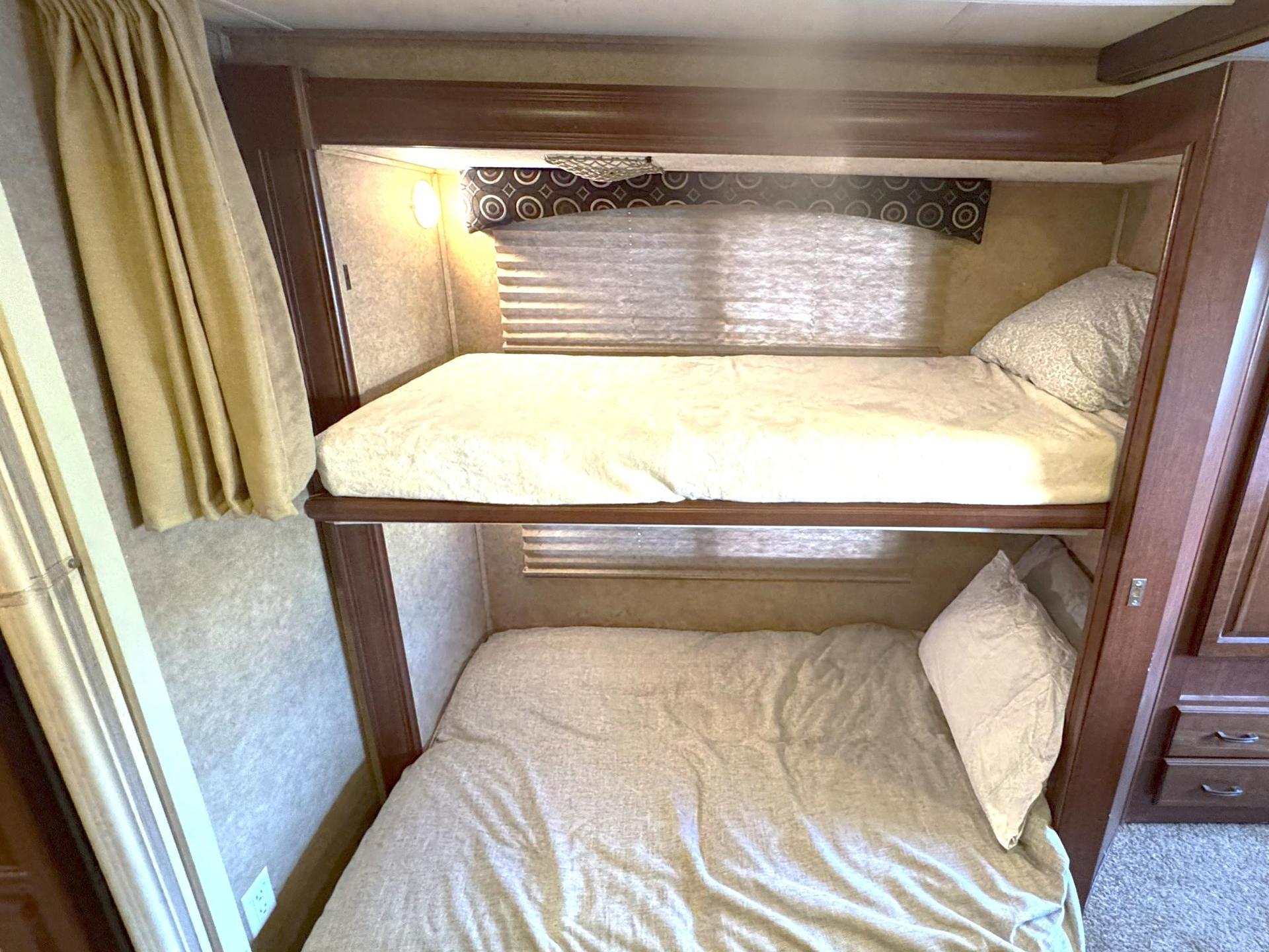2015 FOREST RIVER FORESTER 3171DSF