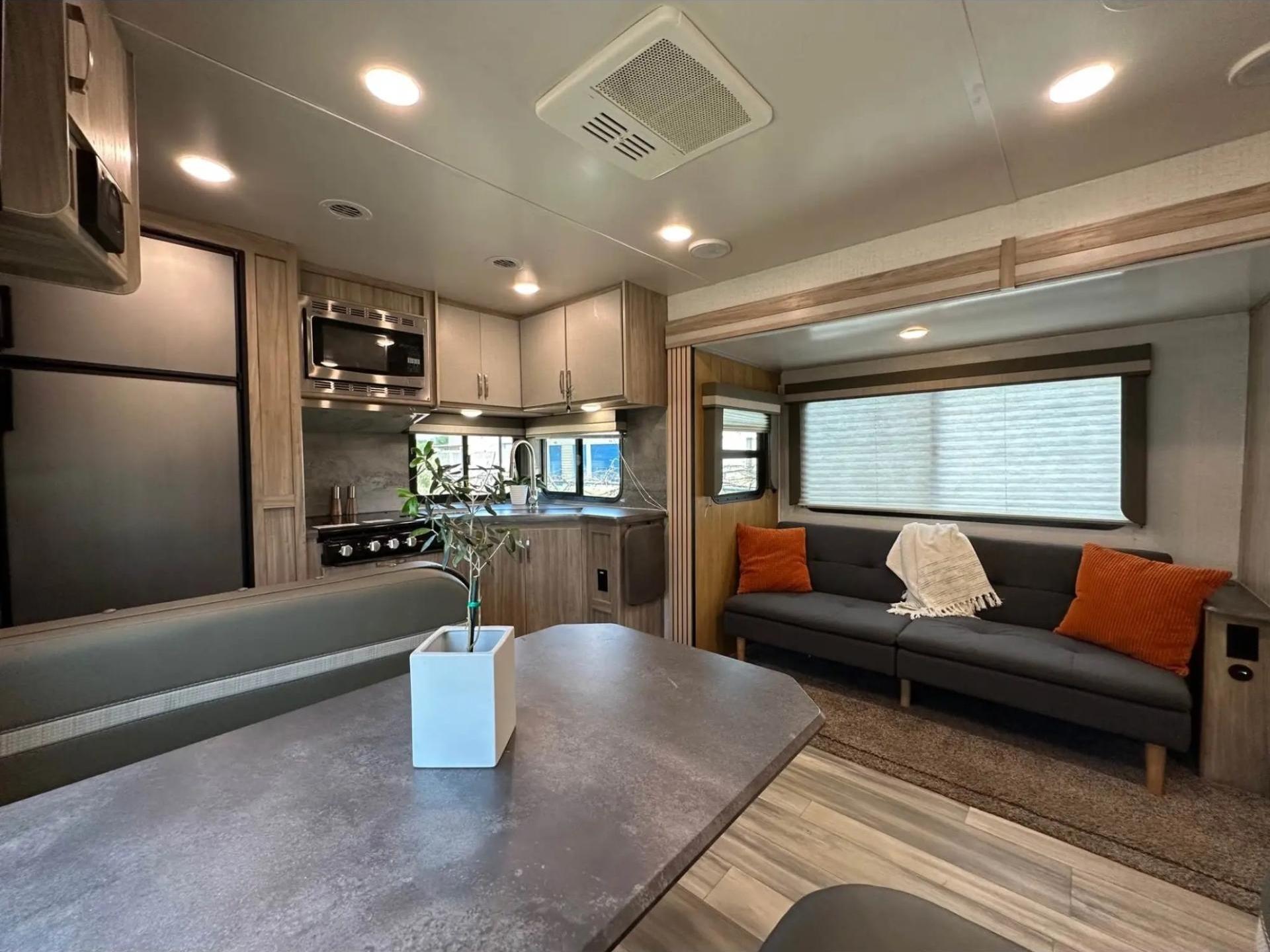 2022 WINNEBAGO MINNIE 2529RG
