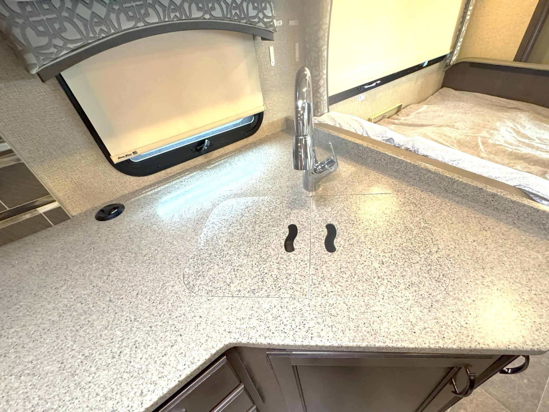 2017 THOR MOTOR COACH CHATEAU 31W