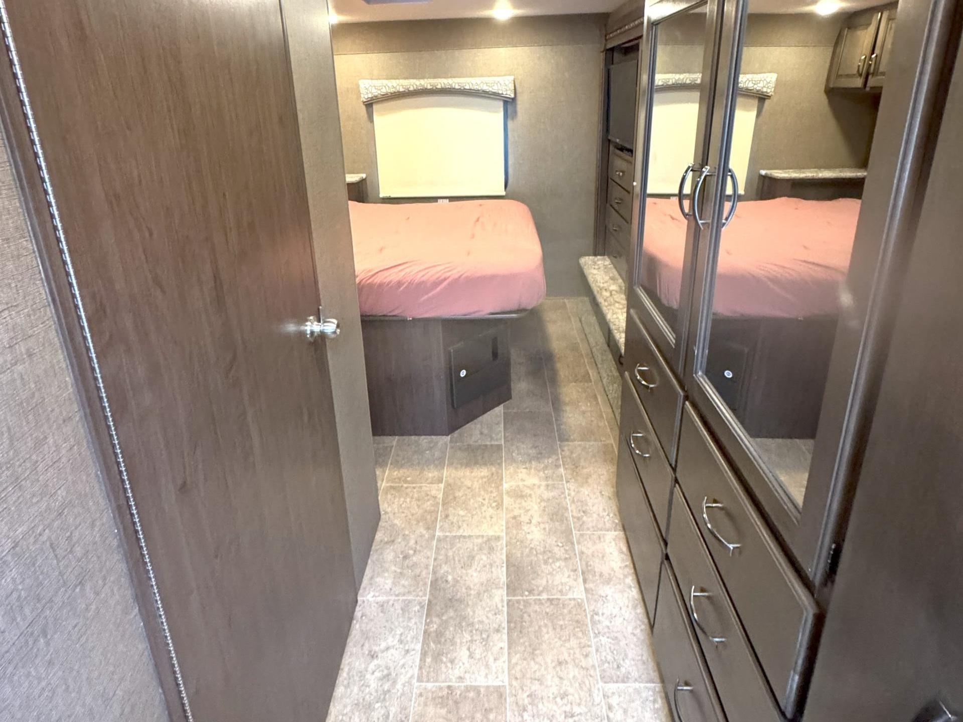 2017 THOR MOTOR COACH CHATEAU 31W