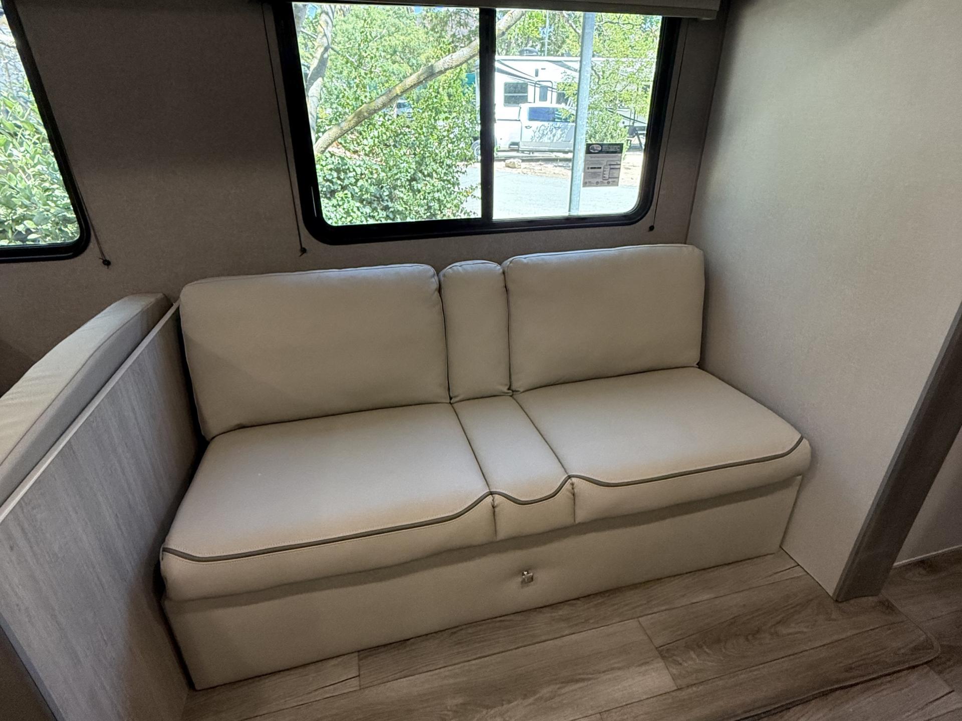 2025 COACHMEN CATALINA SUMMIT 261BHS