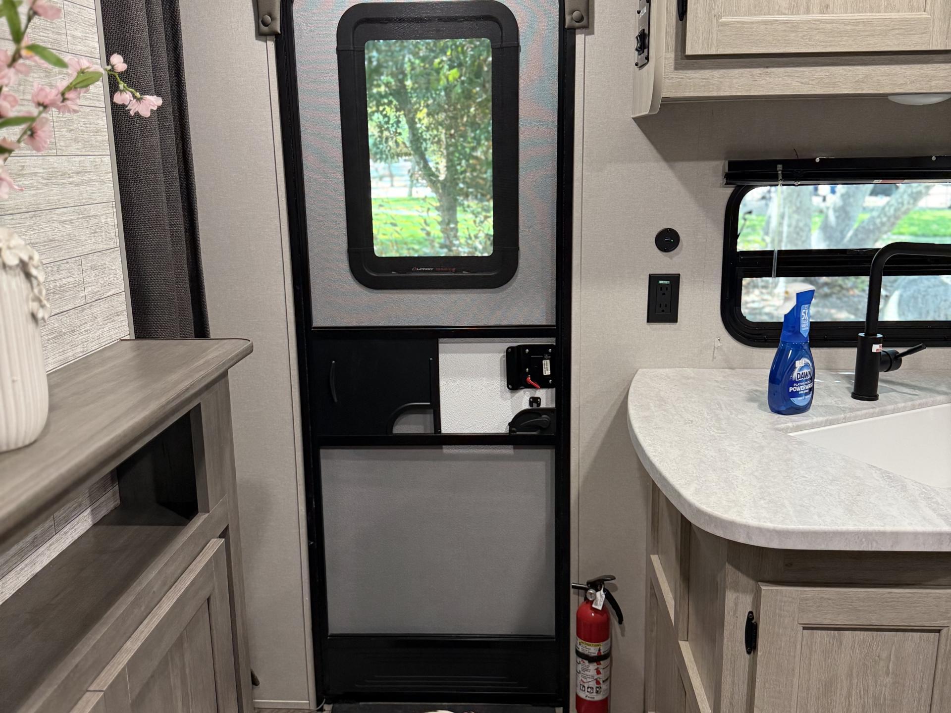 2025 COACHMEN CATALINA SUMMIT 261BHS