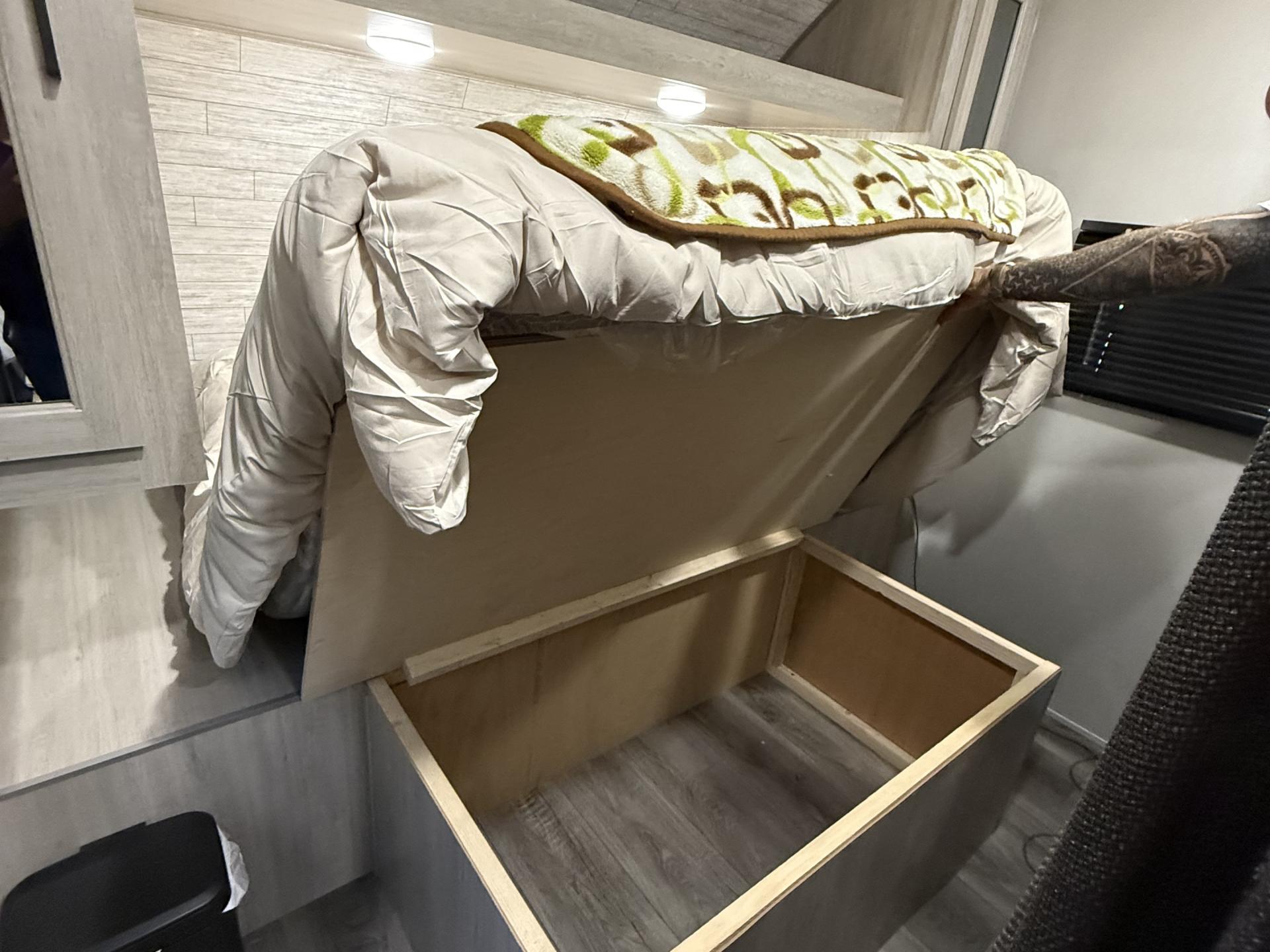 2025 COACHMEN CATALINA SUMMIT 261BHS