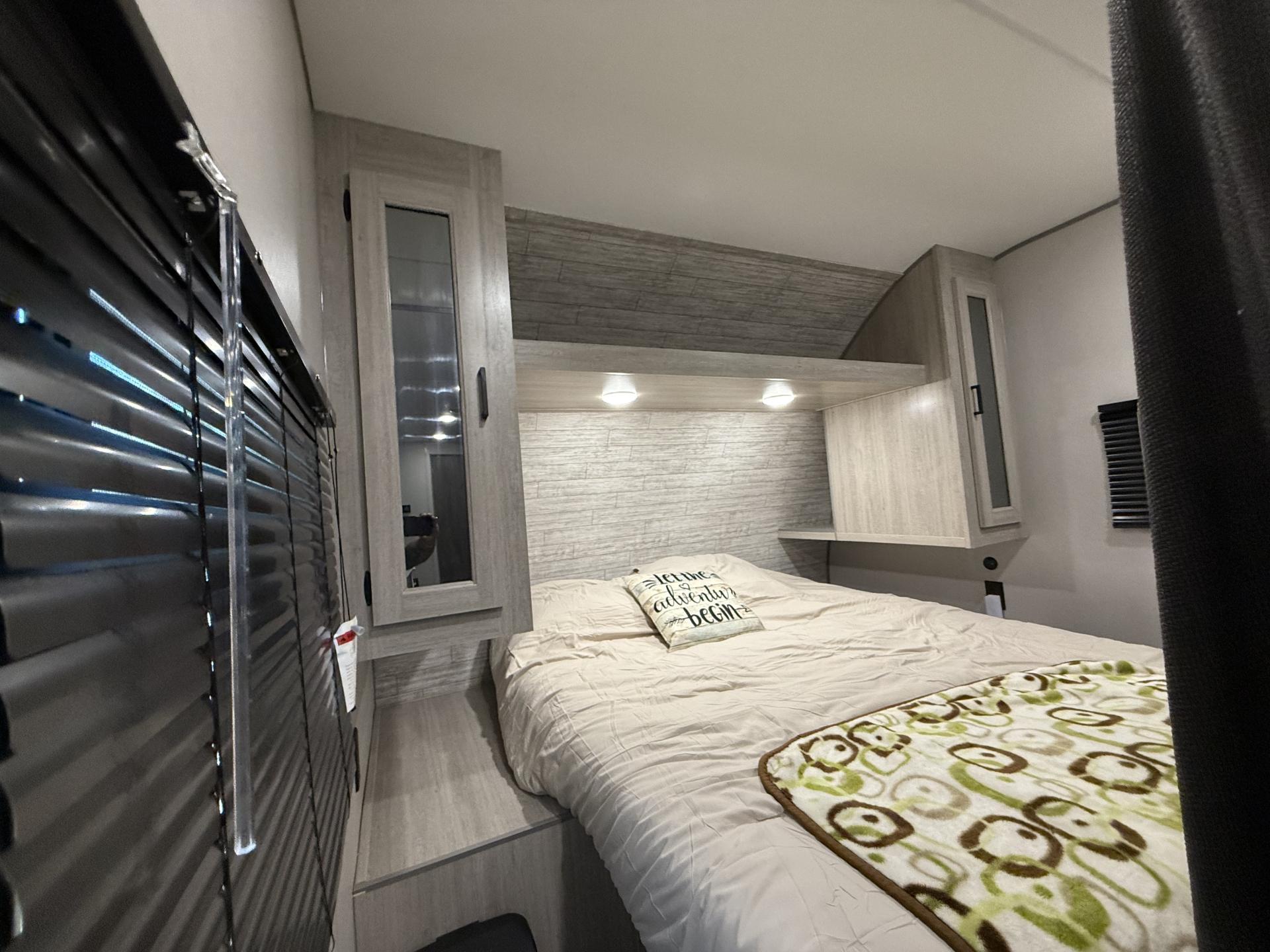 2025 COACHMEN CATALINA SUMMIT 261BHS