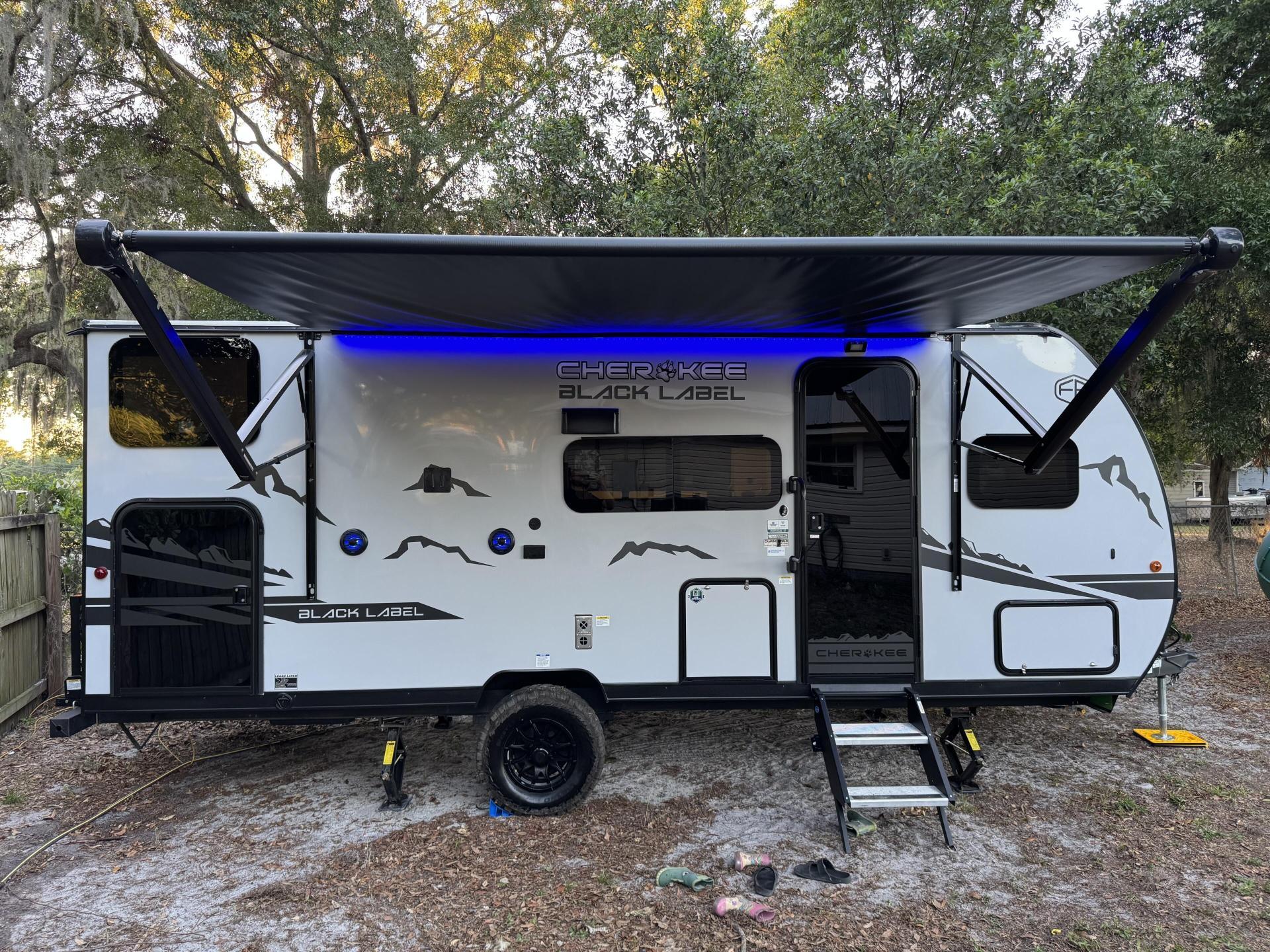 2025 FOREST RIVER CHEROKEE BLACK LABEL 17JWBL