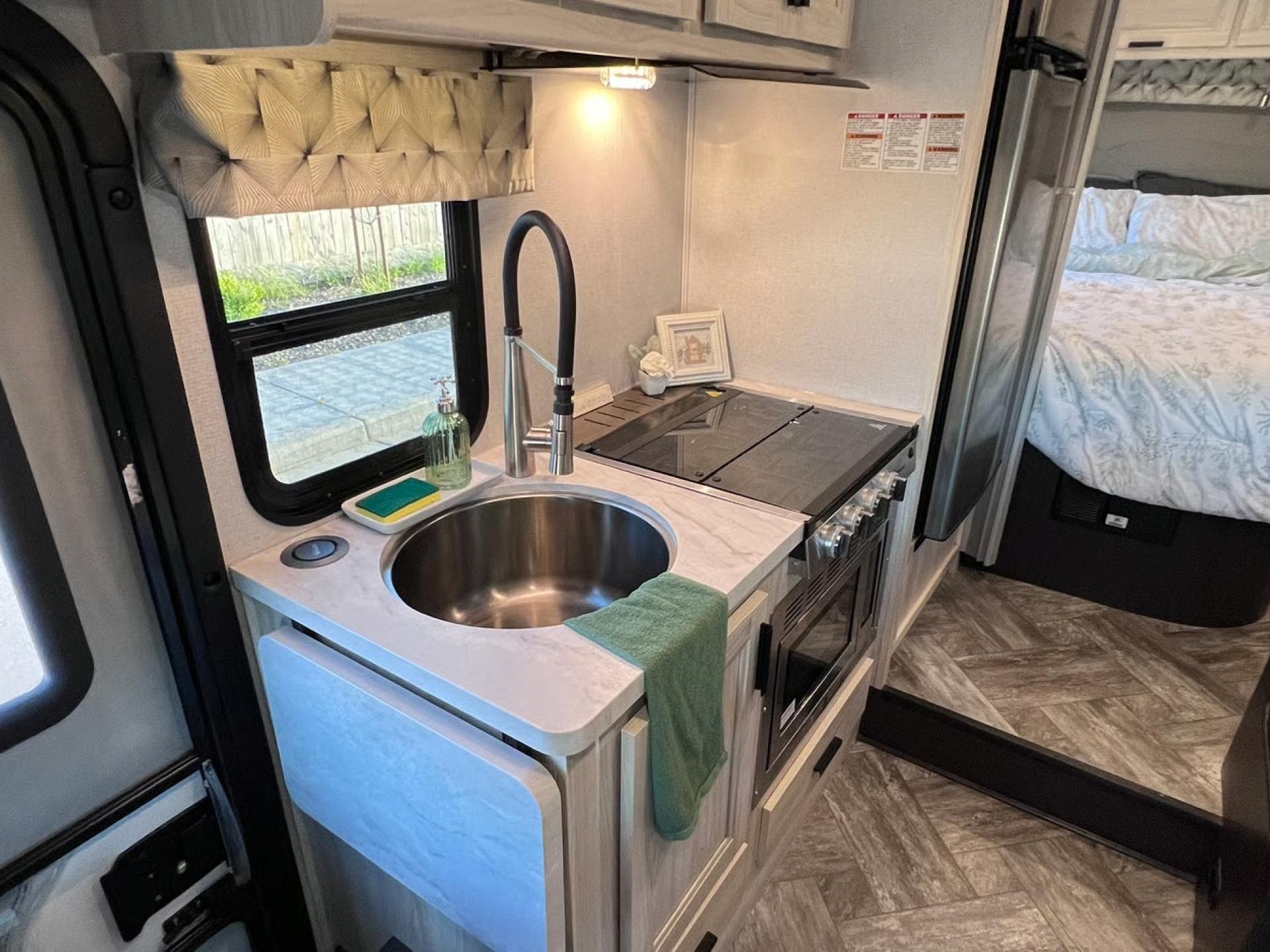2022 FOREST RIVER SUNSEEKER LE 2350F