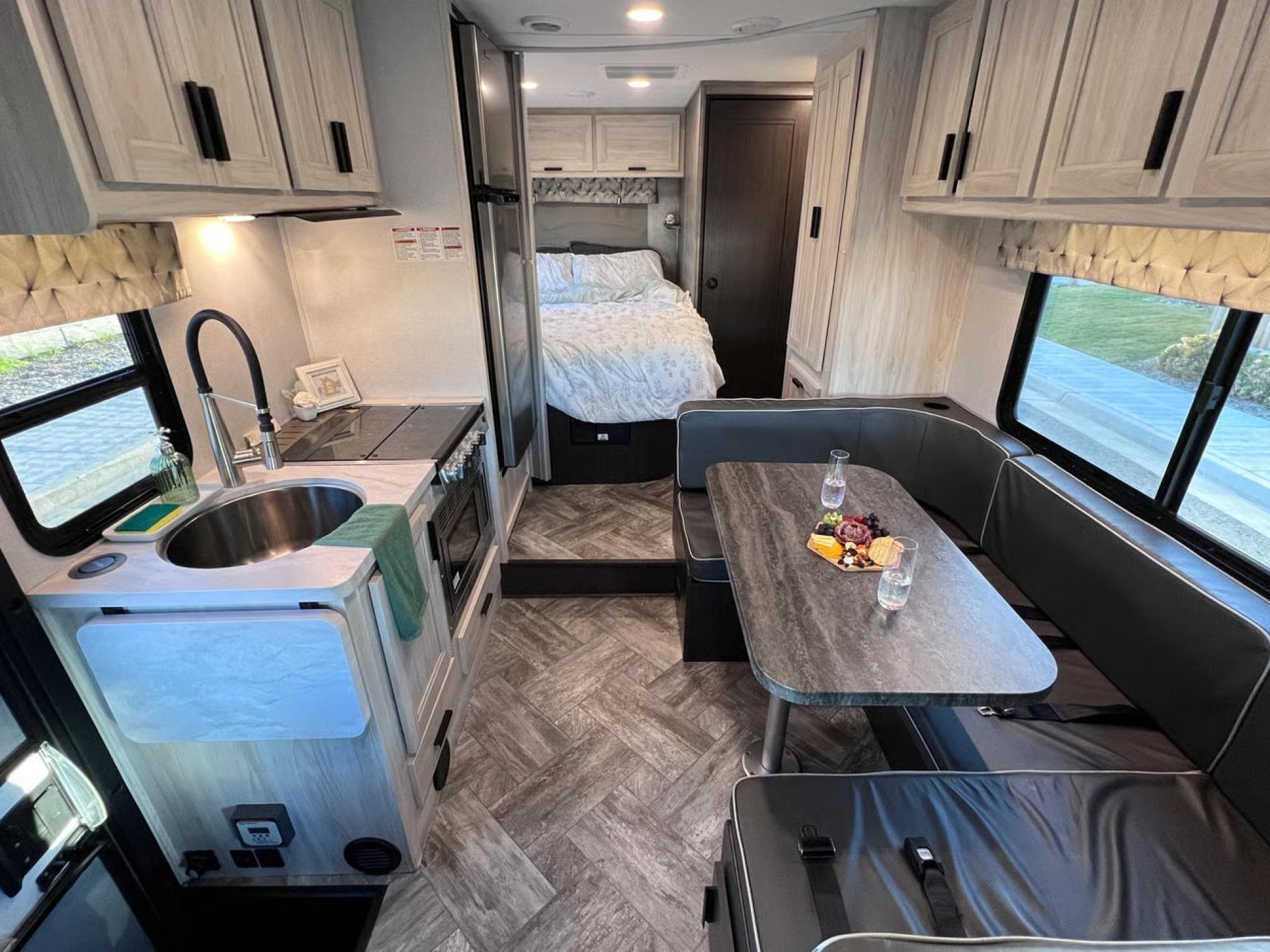 2022 FOREST RIVER SUNSEEKER LE 2350F