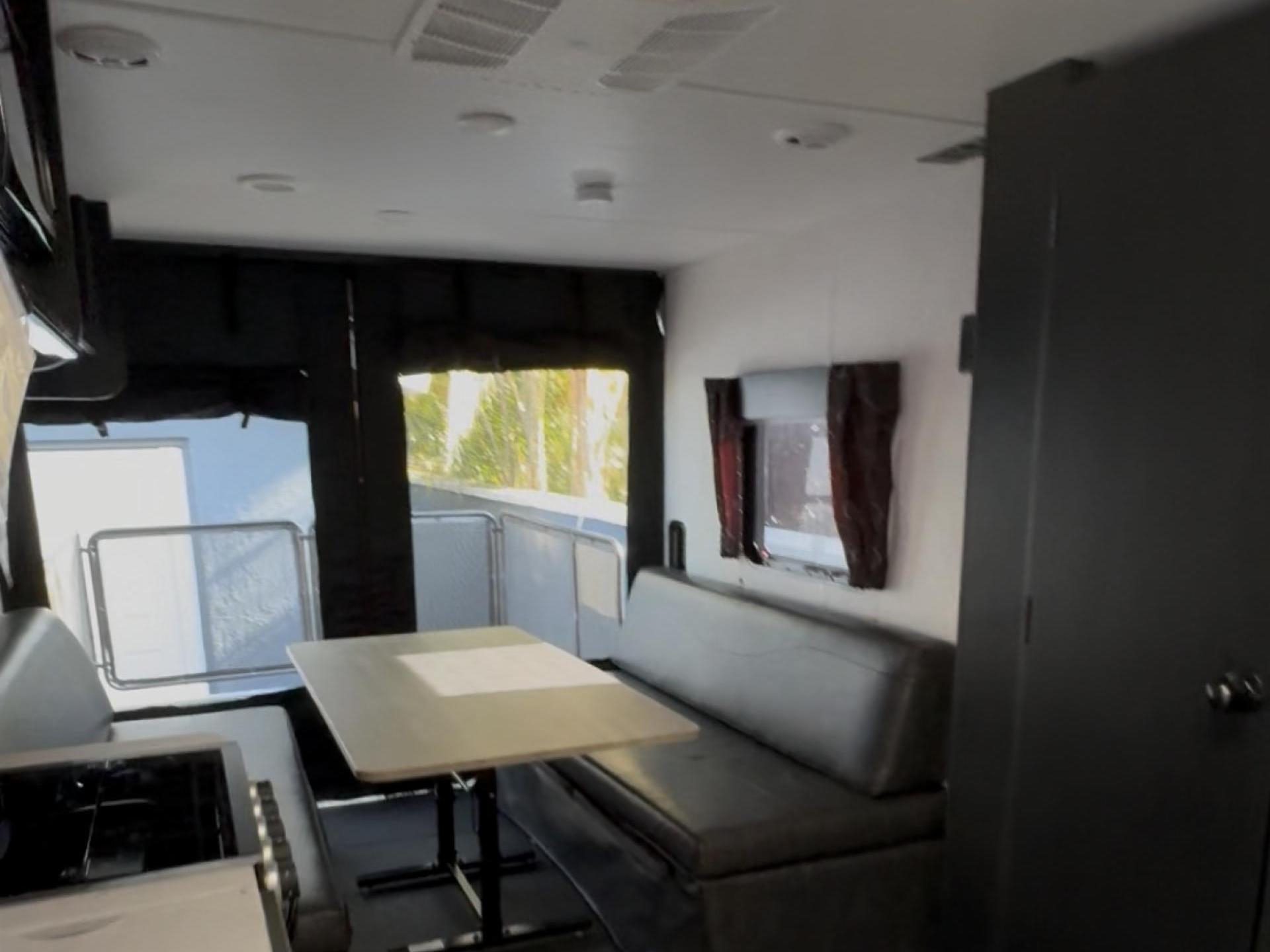 2021 FOREST RIVER GREY WOLF 22RR