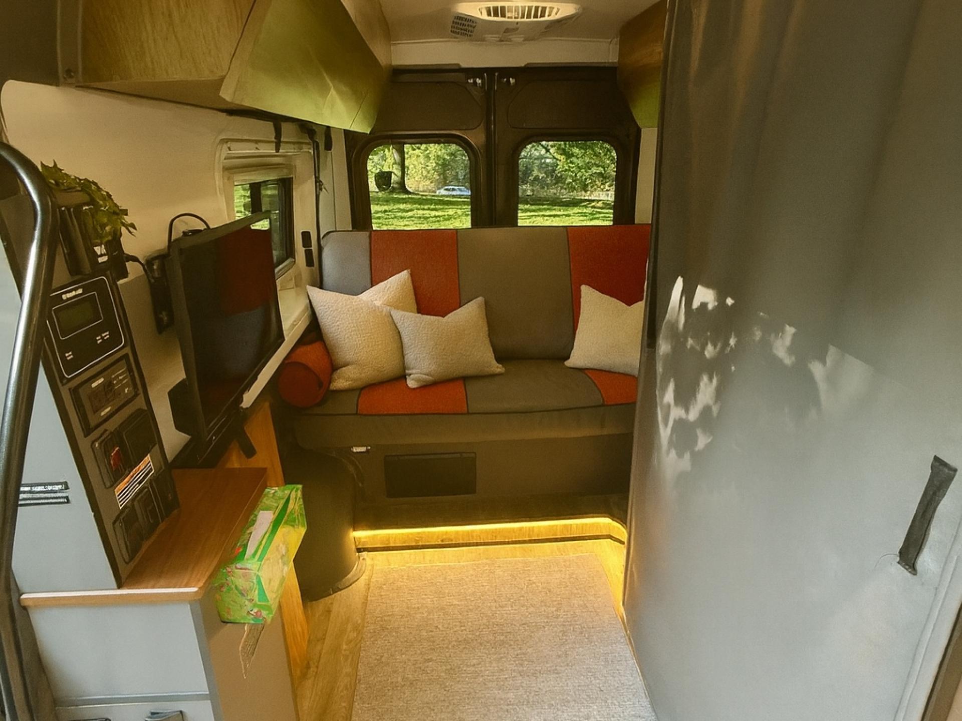 2024 WINNEBAGO ROAM U59RZP