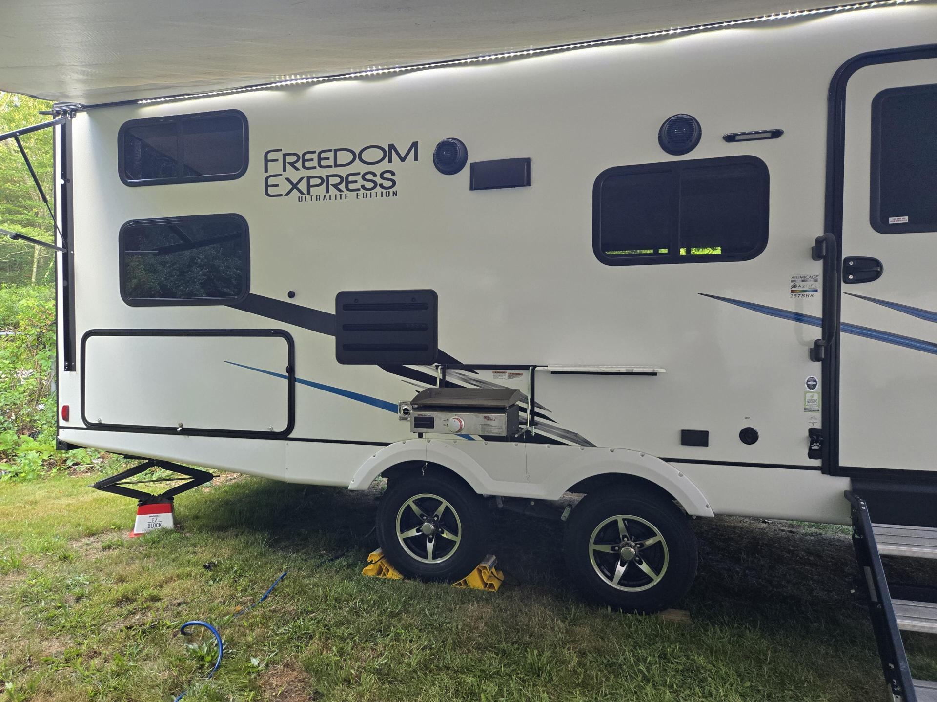 2022 COACHMEN FREEDOM EXPRESS 257BHS