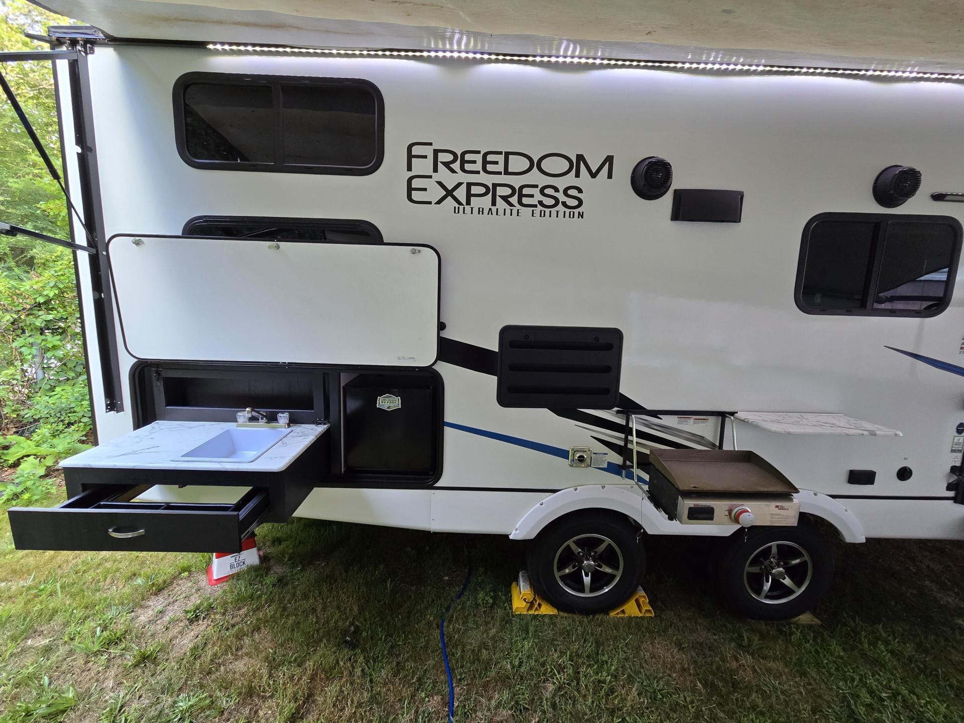 2022 COACHMEN FREEDOM EXPRESS 257BHS