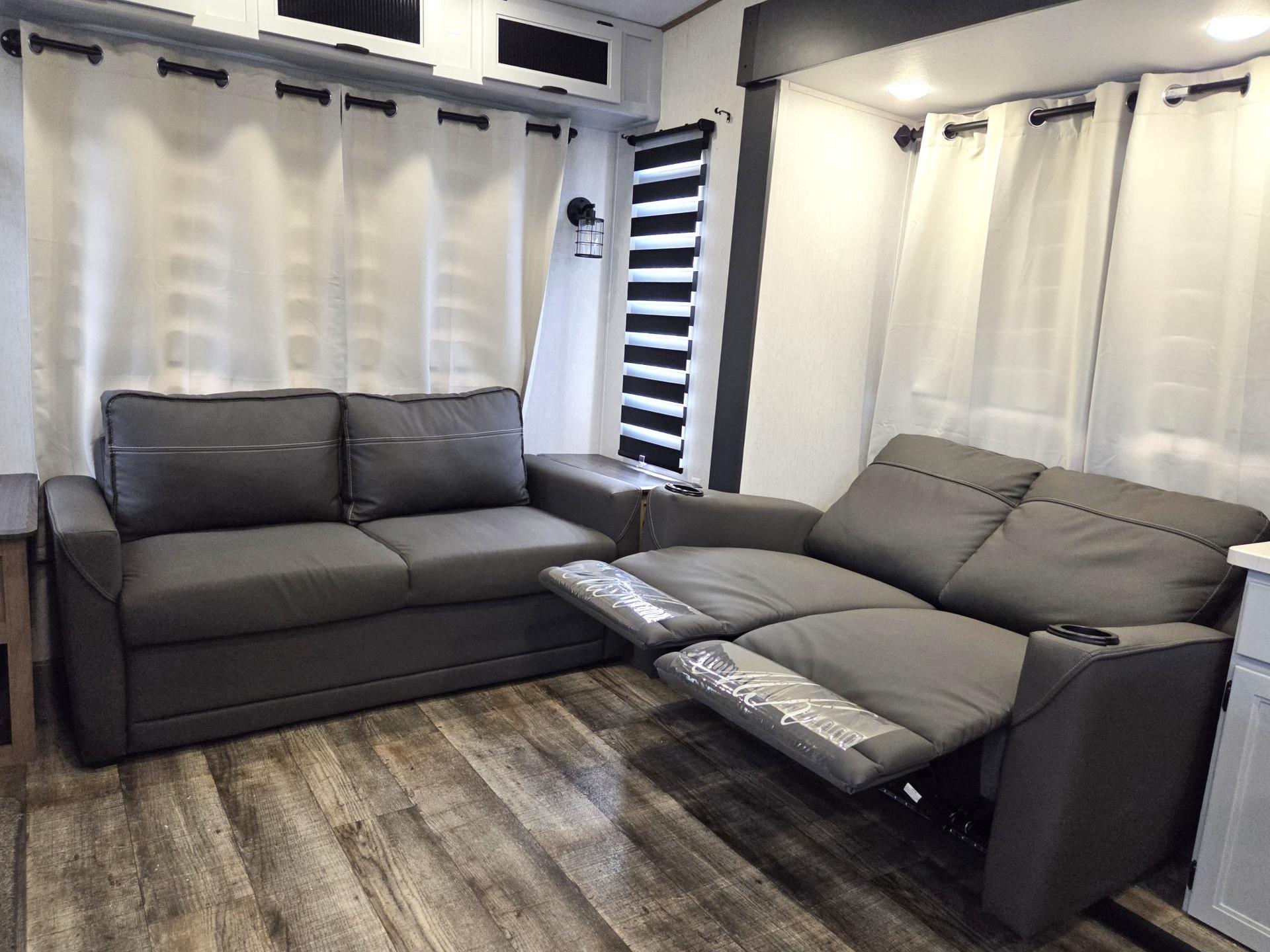 2024 FOREST RIVER ARCTIC WOLF 3660