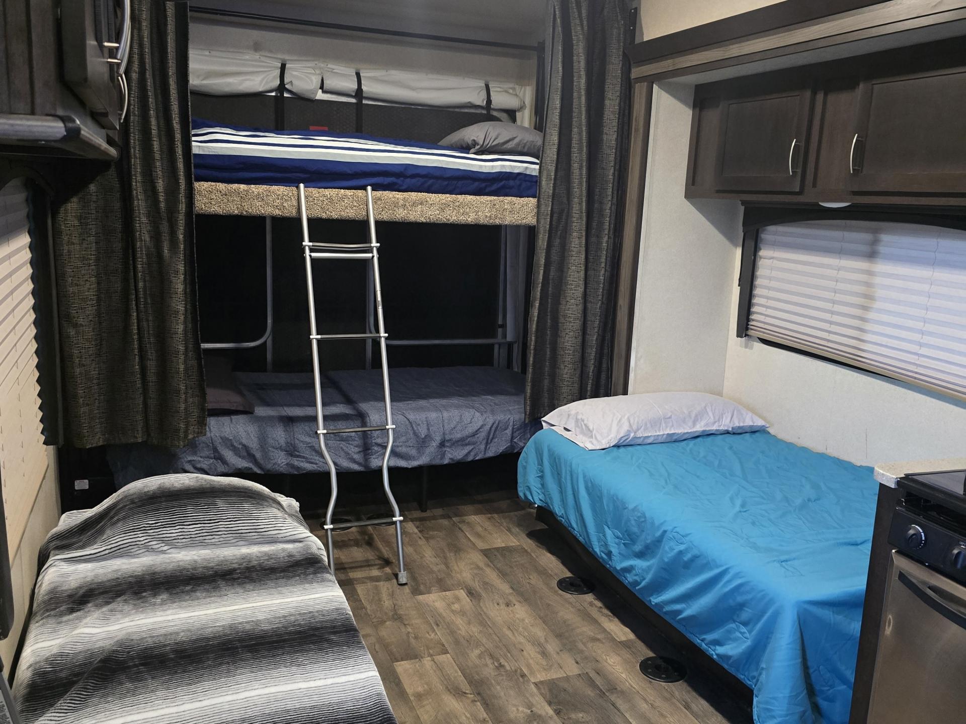 2018 FOREST RIVER SHOCKWAVE 28FWGDX