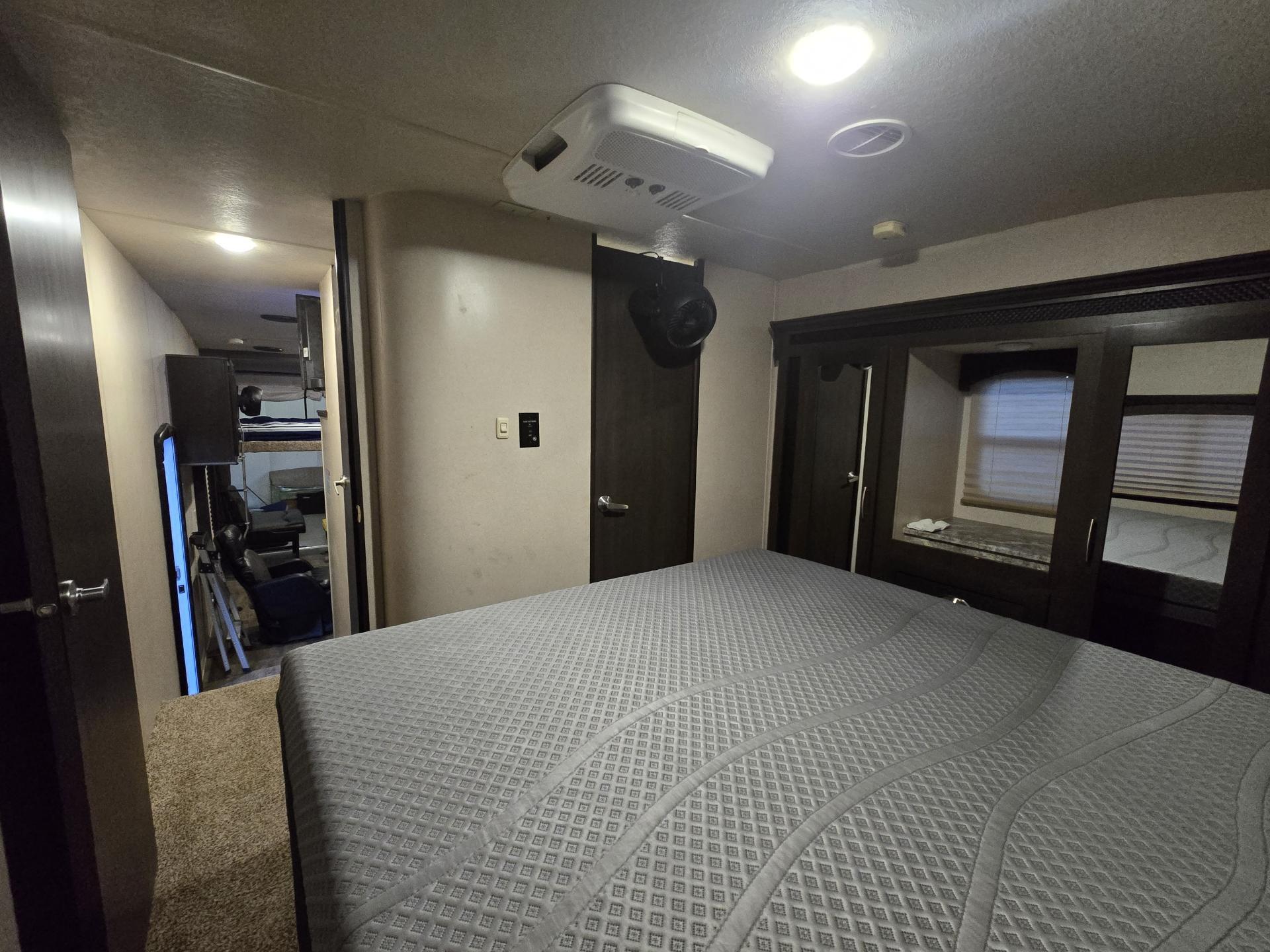 2018 FOREST RIVER SHOCKWAVE 28FWGDX